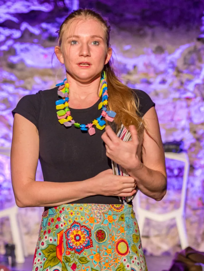 Vivienne Causemann während des Stück "Danke, setzten Fünf"