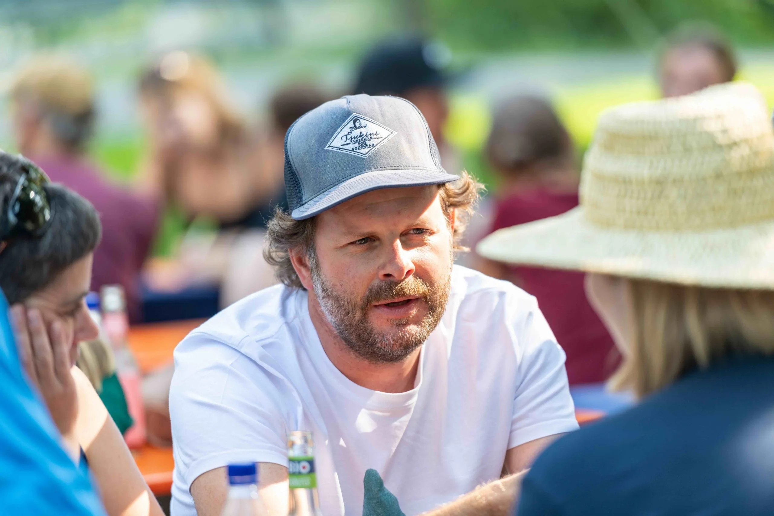 Nachdenklicher Mann mit Baseballcap und weißem T-Shirt