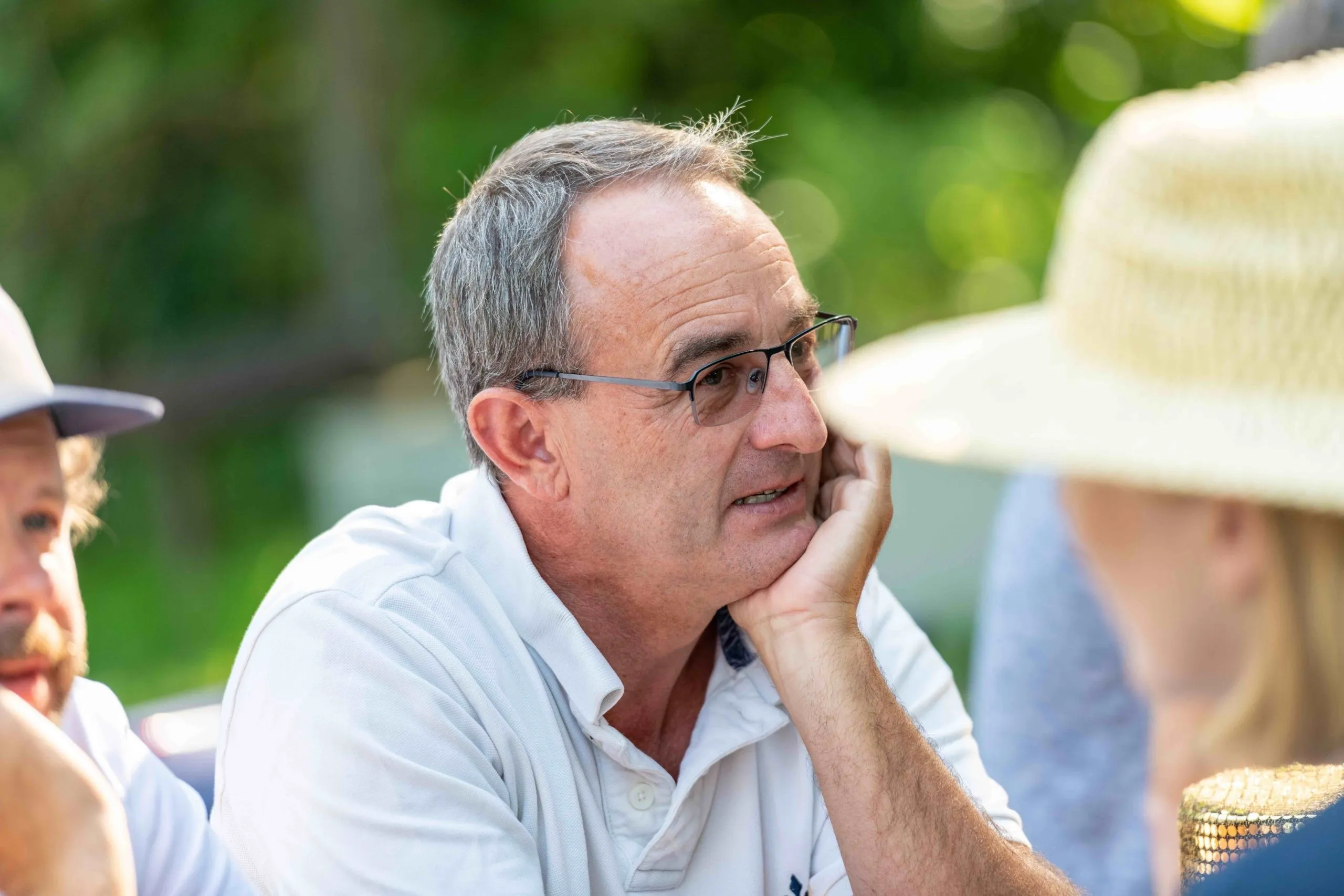 Nachdenklicher ältere Mann mit Brille und weißem Polo Shirt