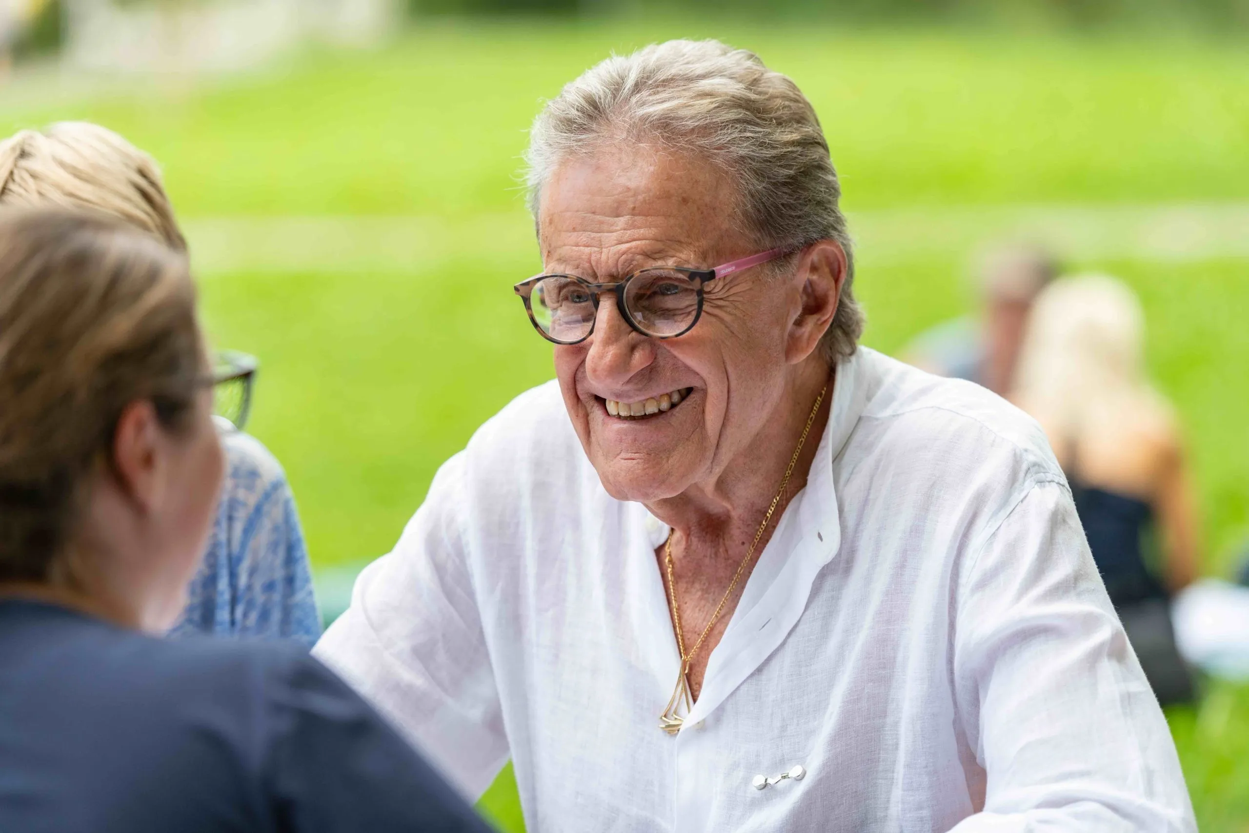 Mann mit Brille und weißem Hemd