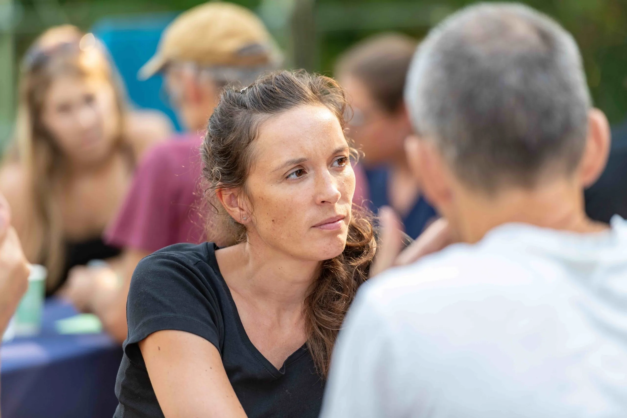 Nachdenkliche Grau mit zusammengebunden Haaren und schwarzem Oberteil