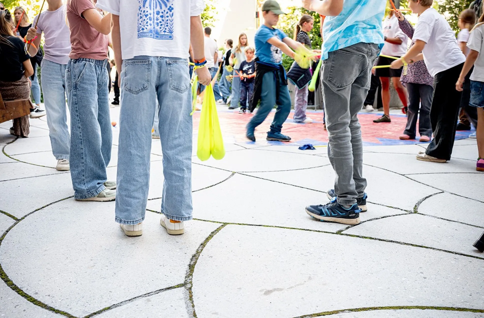 Kinder übten sich im Joglieren beim Stand der Zirkushalle Dornbirn auf dem Schaffarei Festival 2025