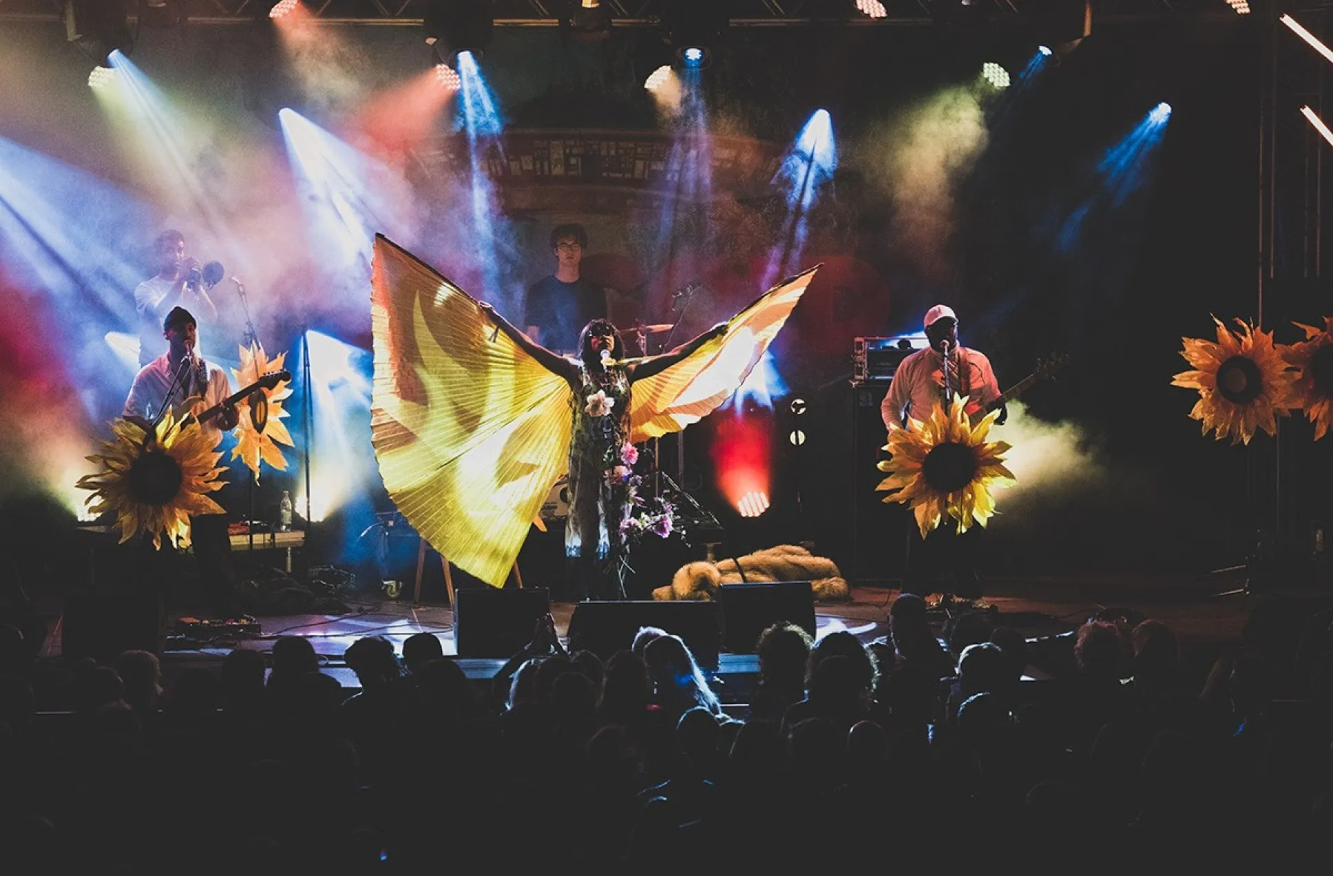 Die Sängerin Iris Gold mit ihrer Band am Freitag auf der Bühne des Schaffarei Festival 2025