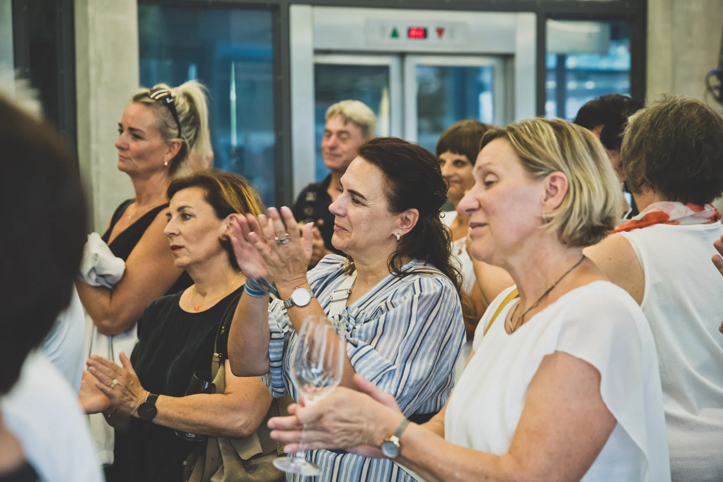 Gäste der Vernissage beim Applaudieren