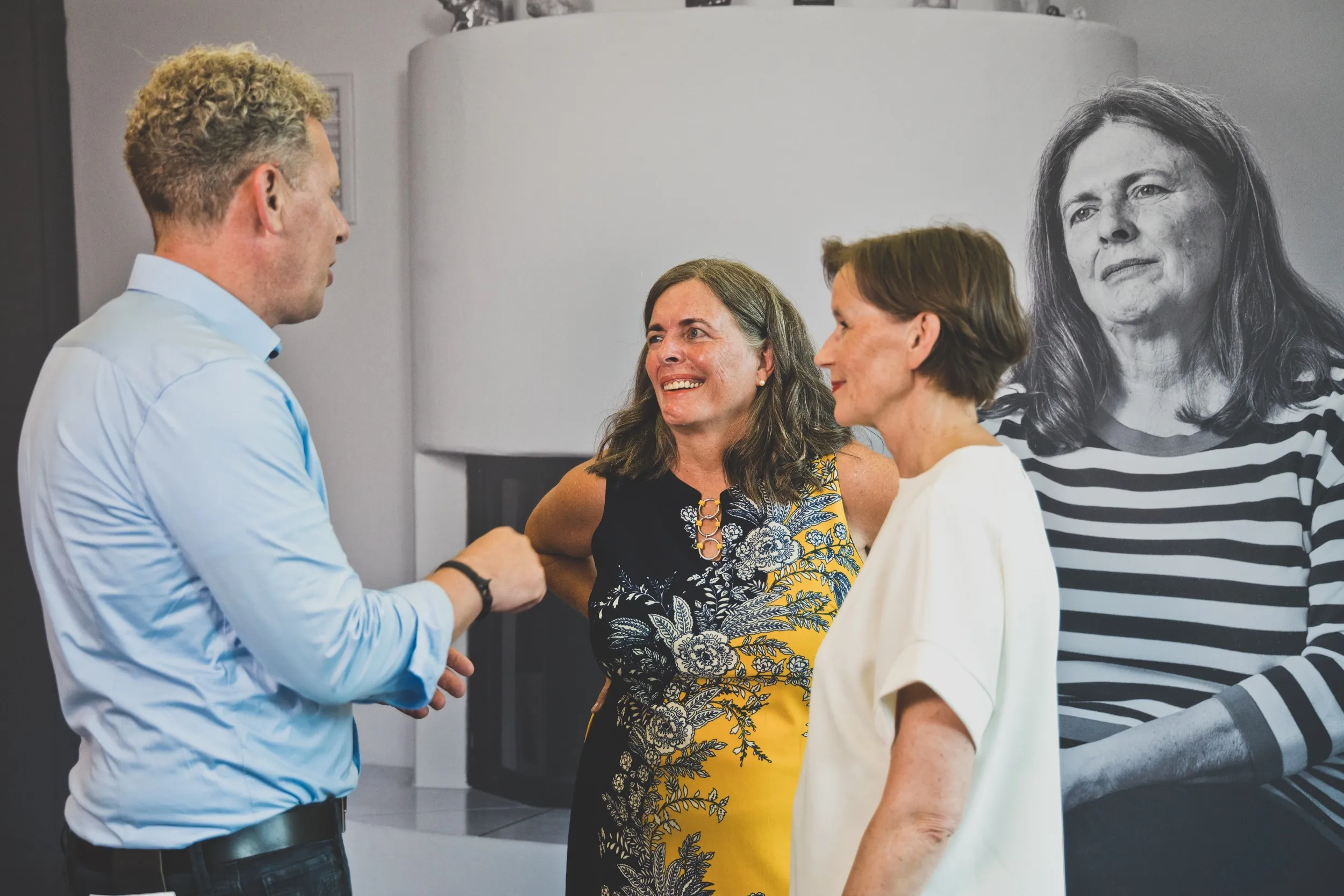 Präsident Heinzle, Ruth Laner und Kuratorin Michaela Feurstein Prasser