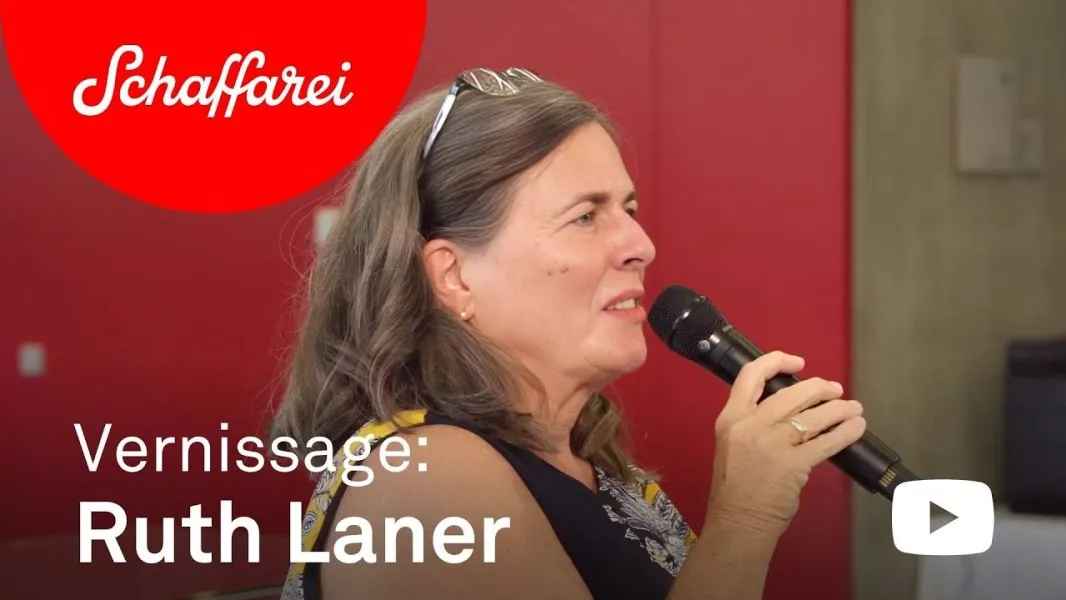 Die Bankangestellte Ruth Laner im Museum des Wandels