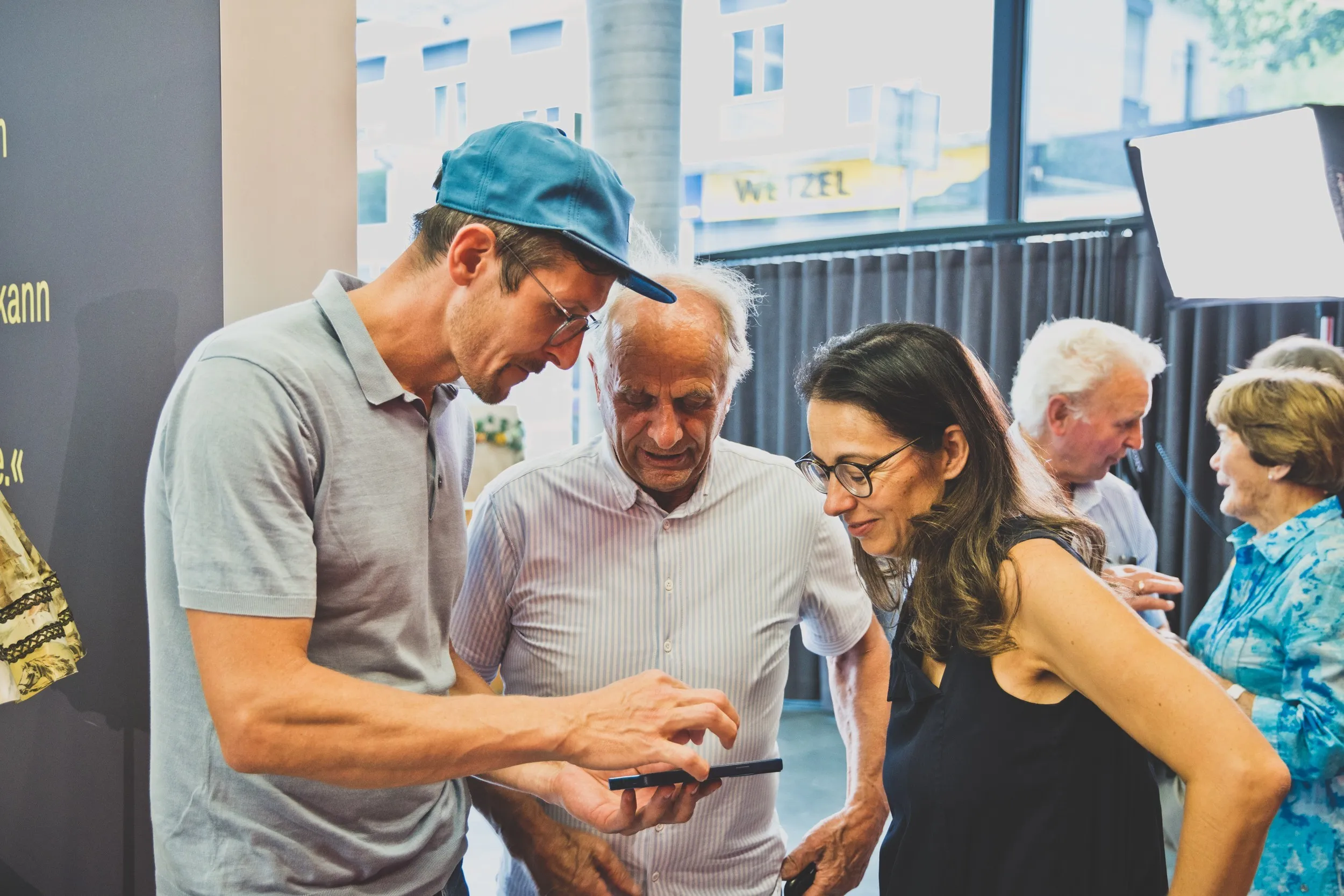 Gäste der Vernissage im Gespräch