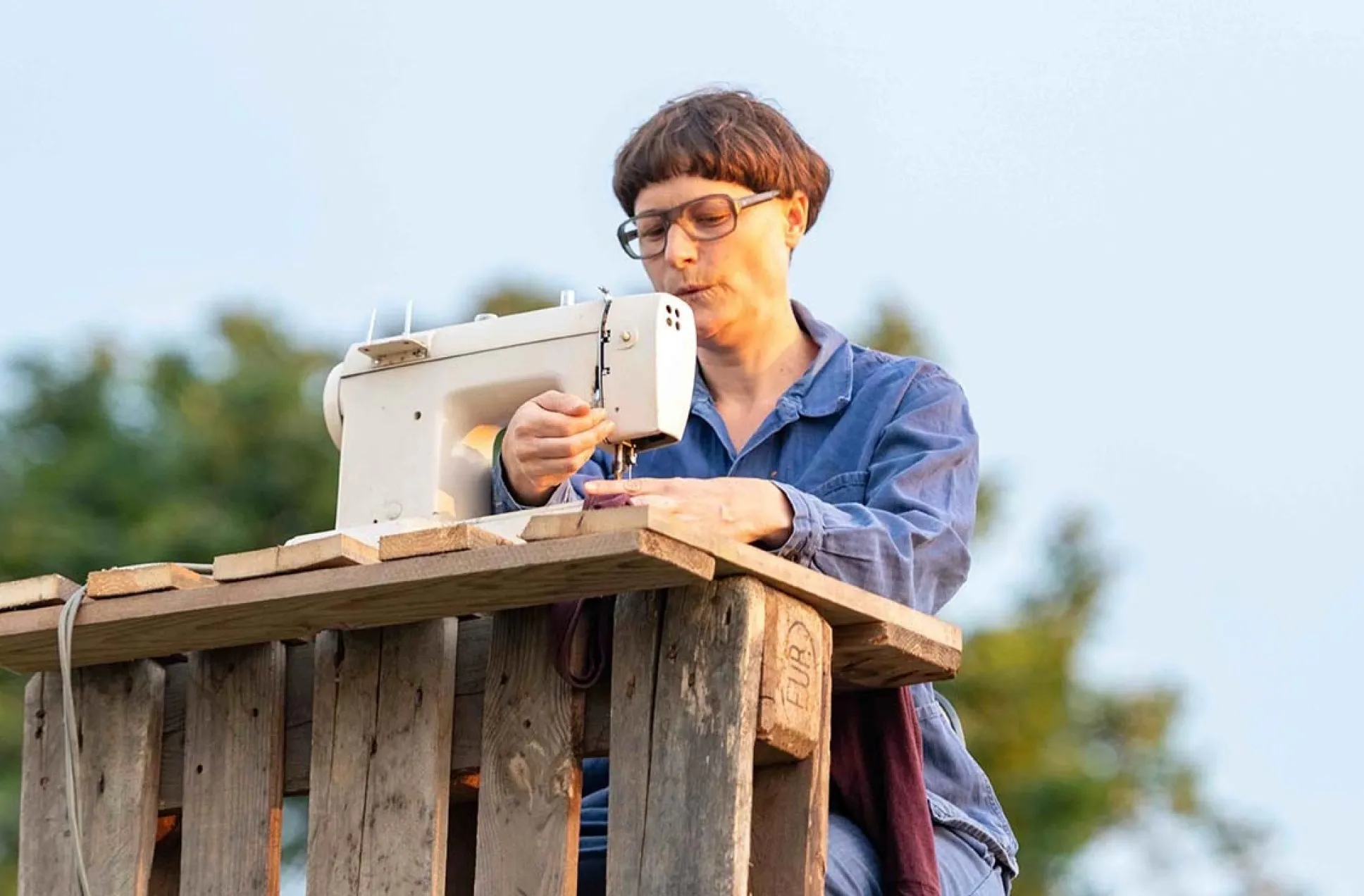 Christine Lederer während ihrer Performance am Nähen