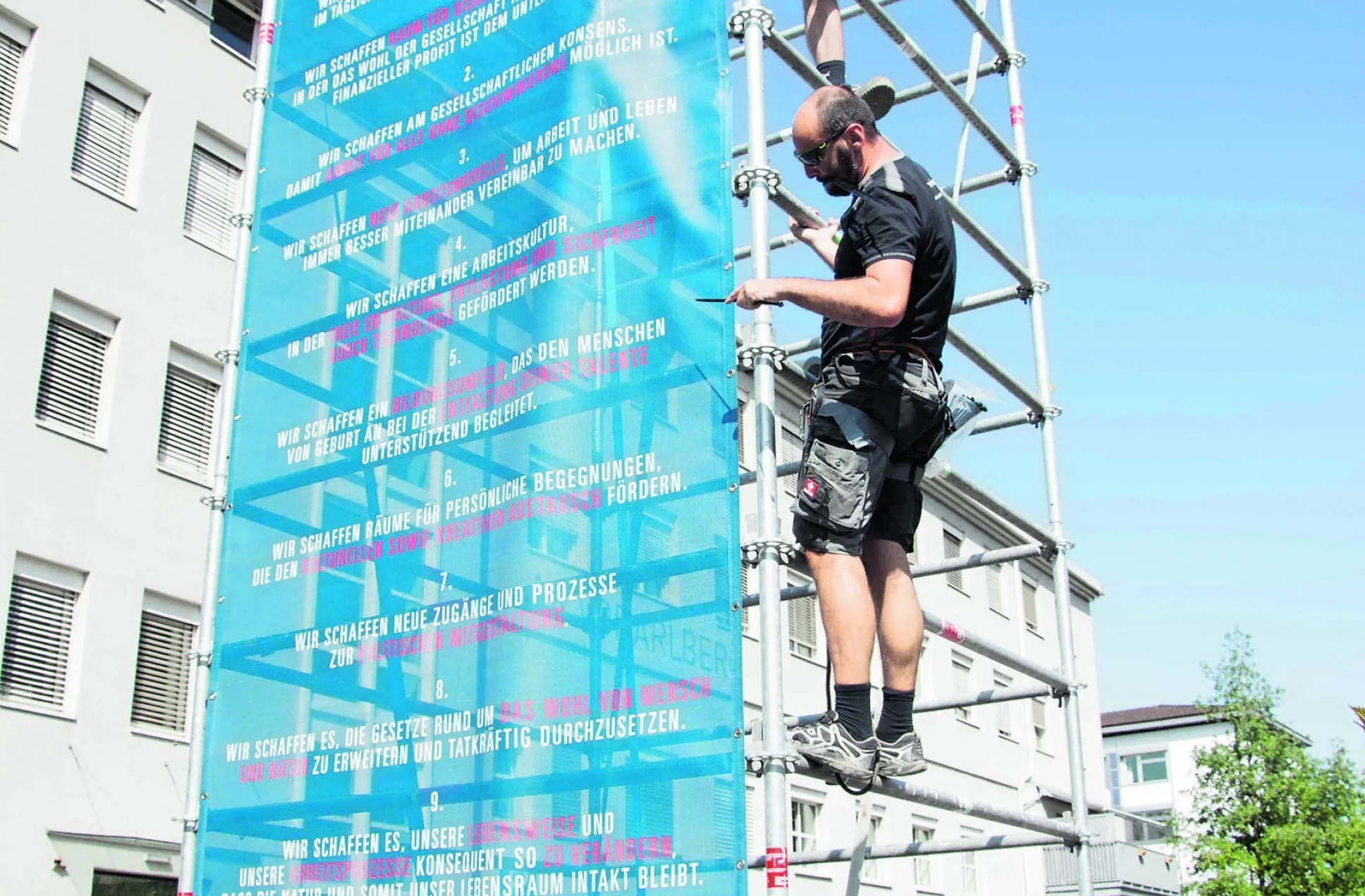 Turm vor der AK Vorarlberg mit dem Manifest der Zukunft der Arbeit