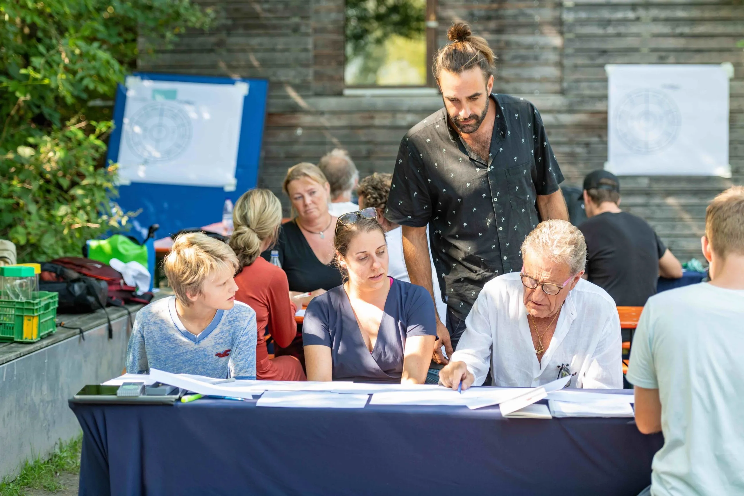 Christoph Brockhoff mit den Teilnehmer:innen des Workshops Manifest Zukunft der Arbeit