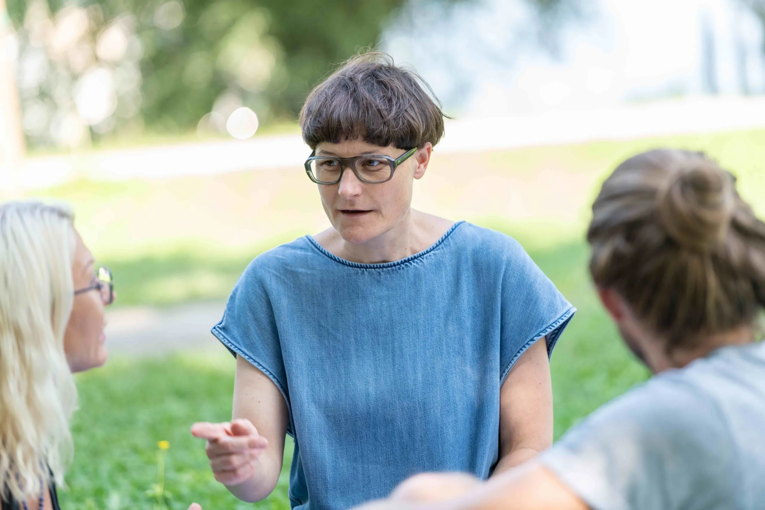 Christine Lederer mit den Teilnehmer:innen des Workshops Manifest Zukunft der Arbeit