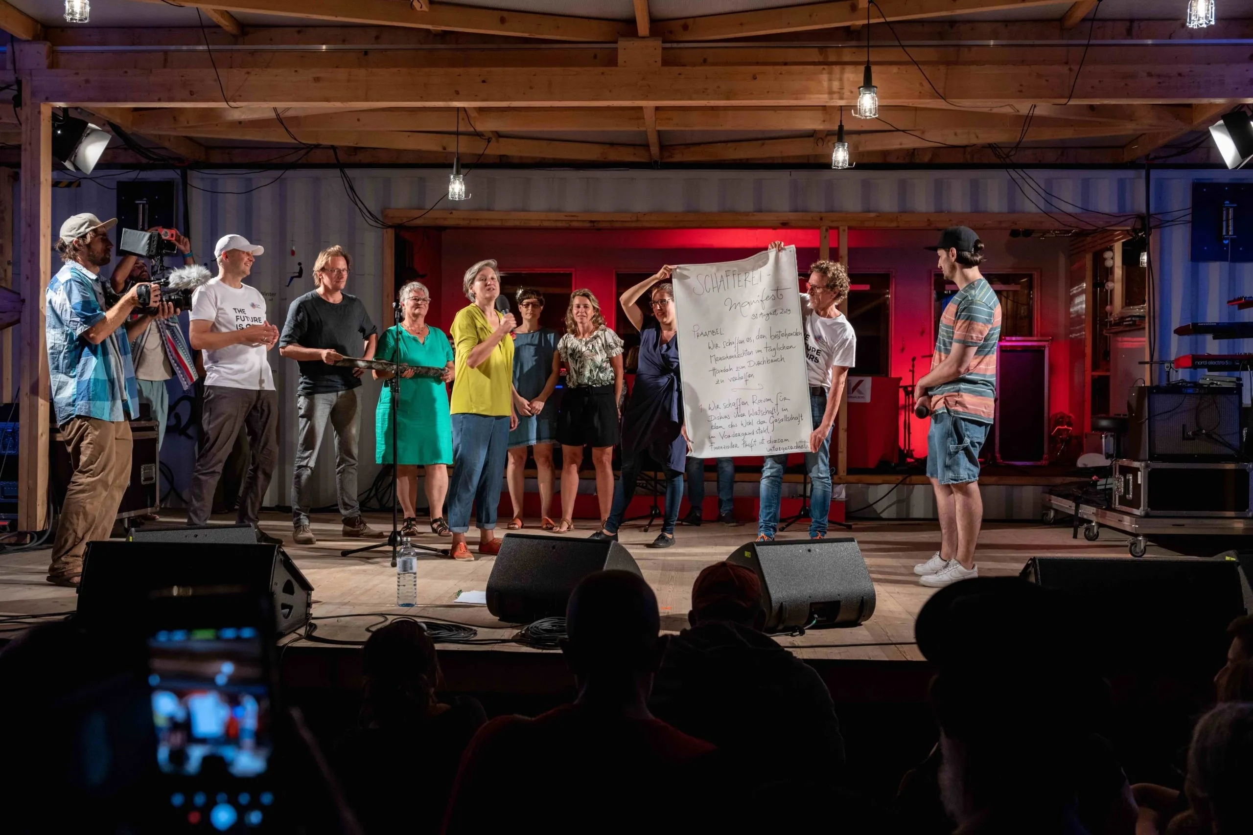 Schaffarei Bühne mit Ausrollung des Manifest der Arbeit