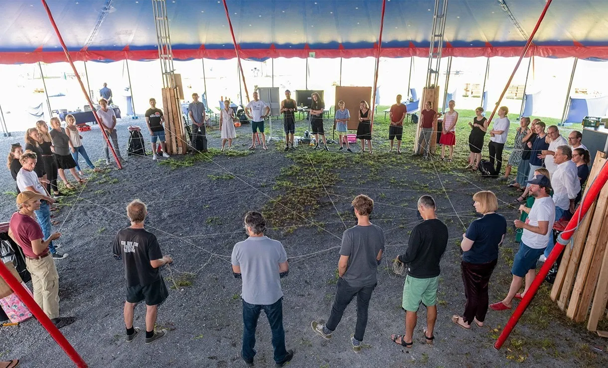 Im Zirkus alle Teilnehmer des Manifest