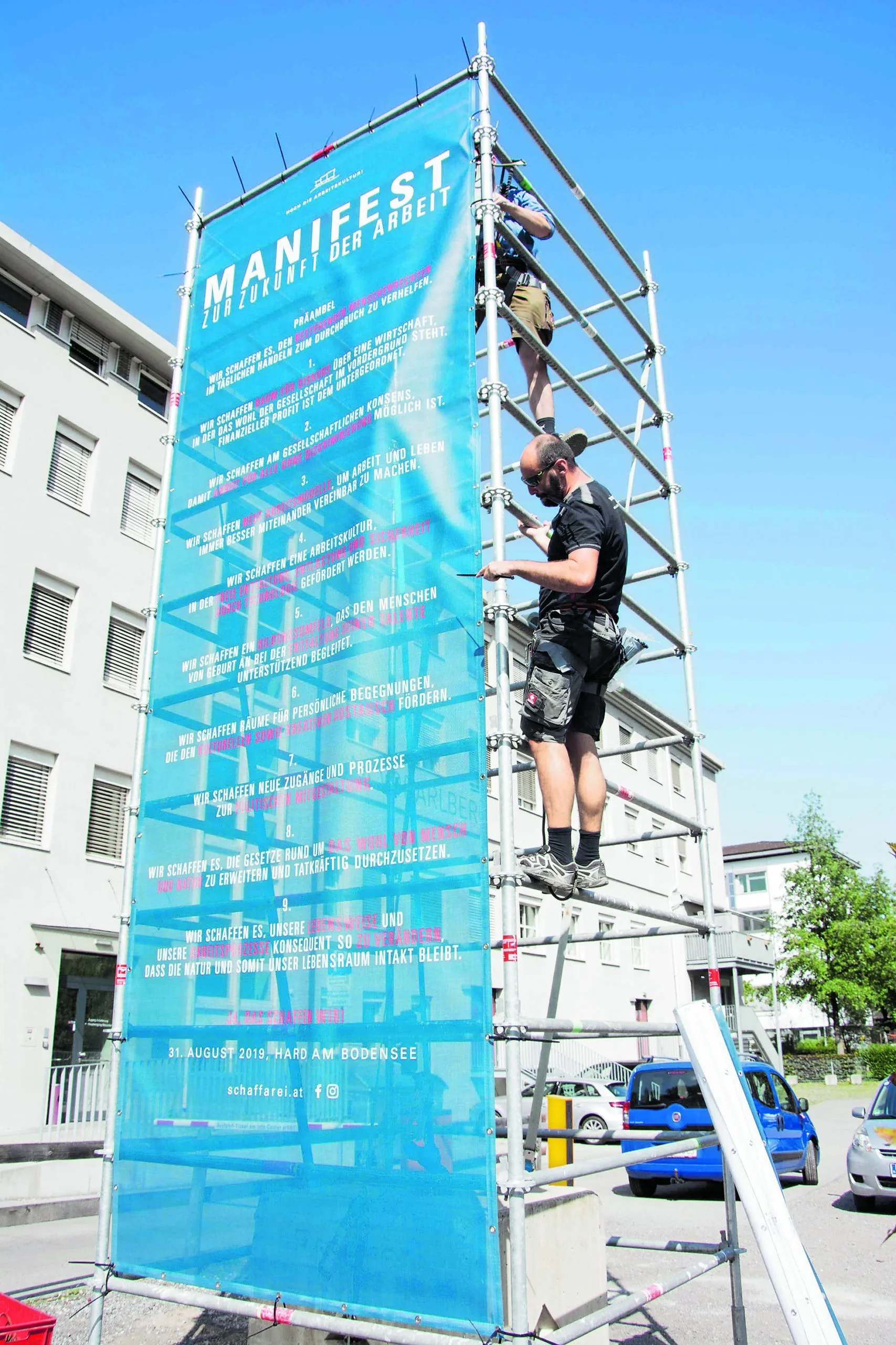 Turm Mit Manifest Manifest Zukunft der Arbeit vor der AK Vorarlberg