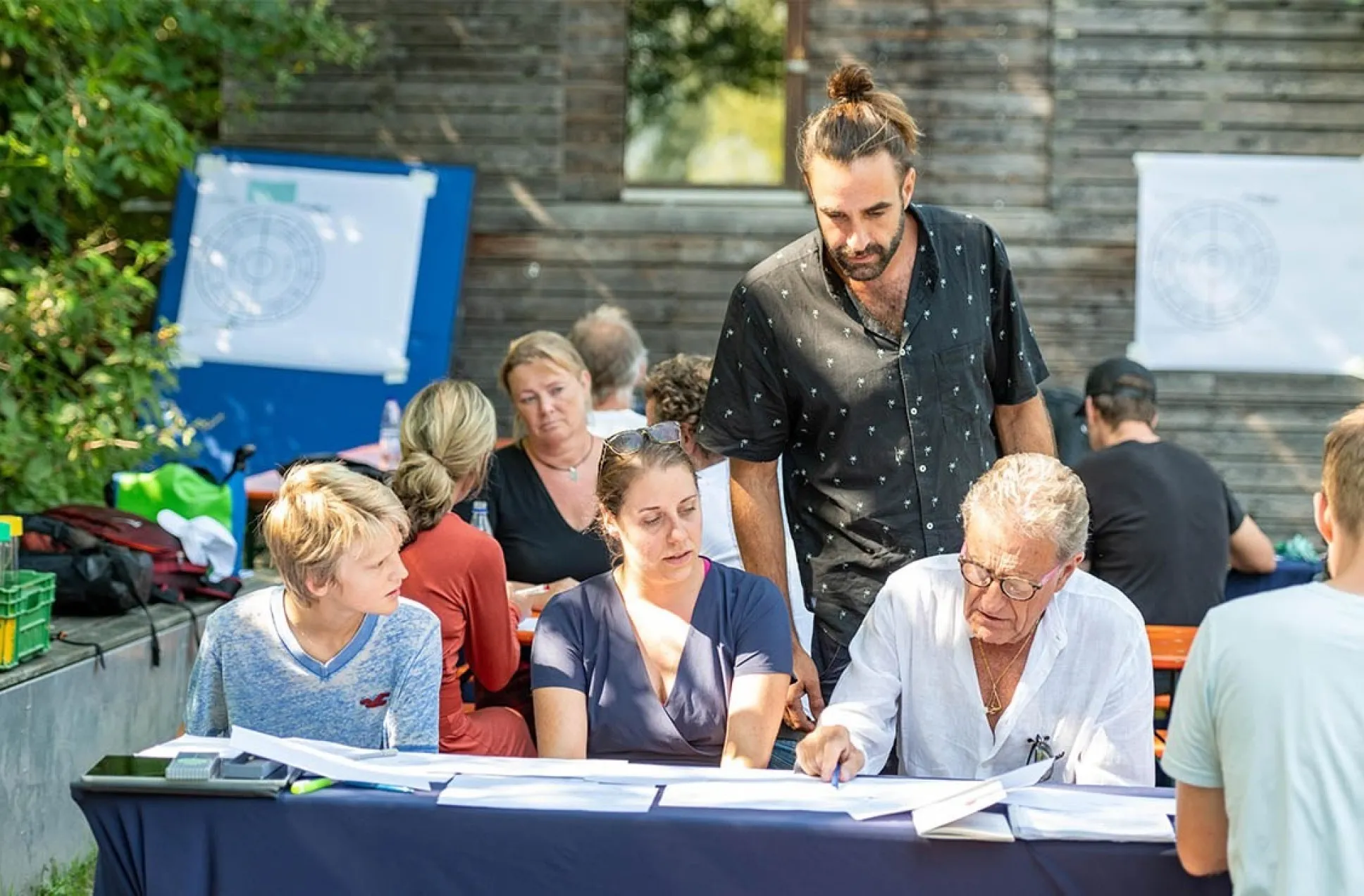 Christoph Brockhoff mit Teilnehmern zum Manifest Zukunft der Arbeit