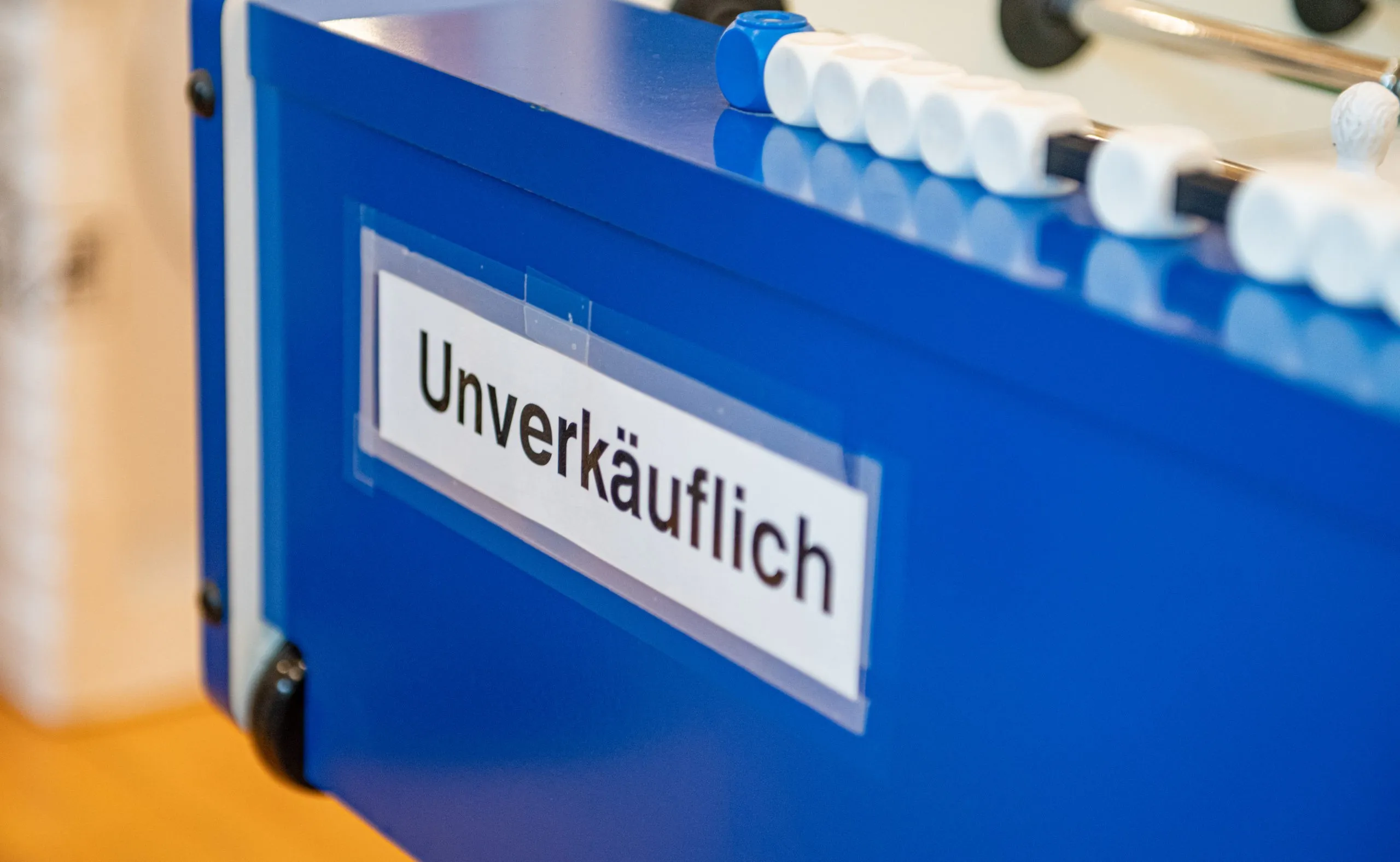 Box mit Schild unverkäuflich