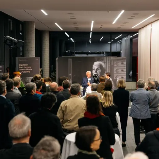 Blick über das Publikum zum Vernissage-Gespräch mit Erwin Hammerer