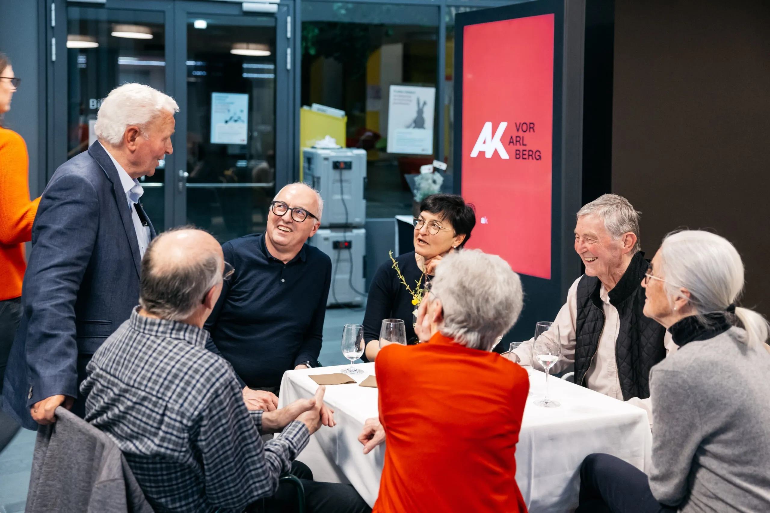 Erwin Hammerer im Gespräch mit Vernissage-Besuchern