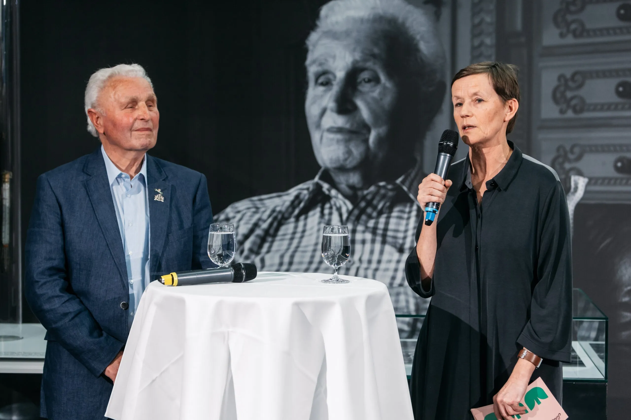 Erwin Hammerer mit Kuratorin Michaela Feurstein Prasser