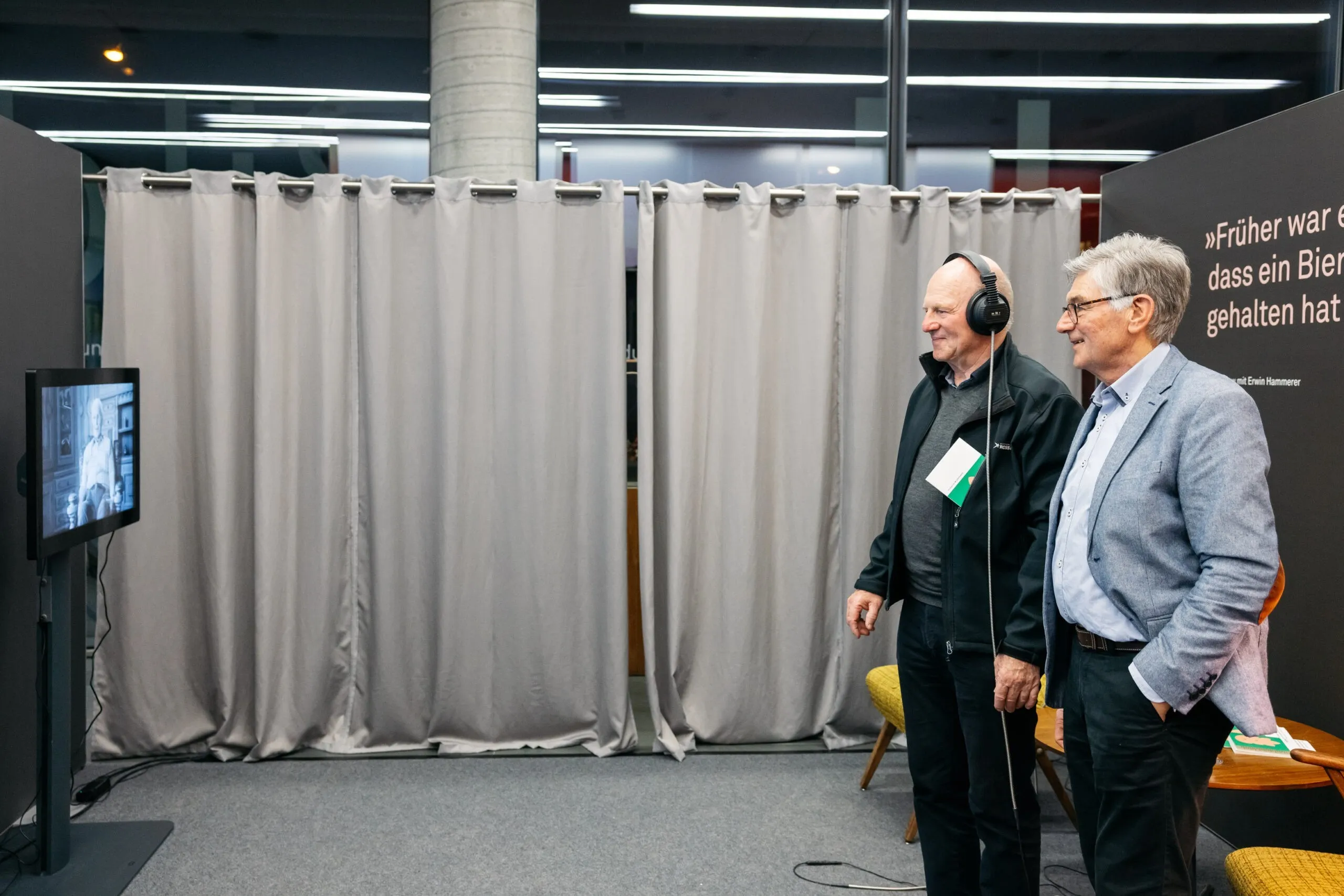 Besucher im Museum am Film Schauen