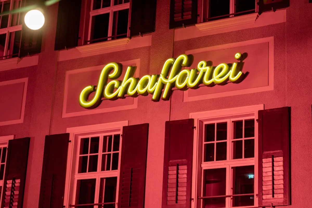 Beleutchtetes  Schaffarei Logo am Haus