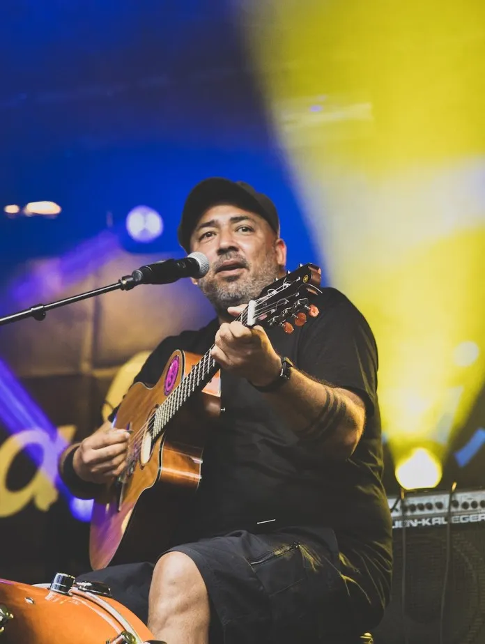 Gitarre spielender Musiker auf der Schaffarei Bühne