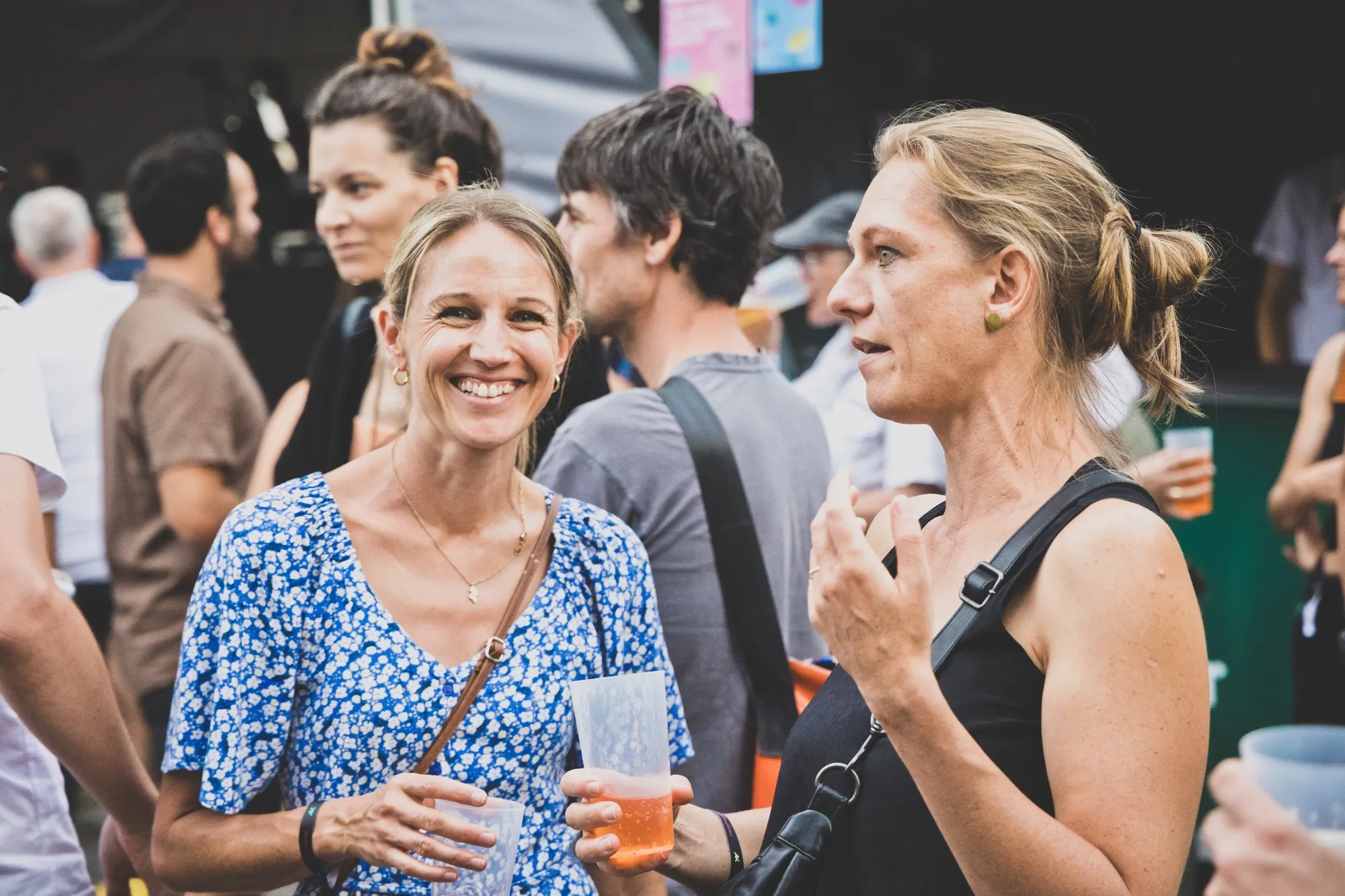 Zwei Frauen mit Publikum in Hintergrund