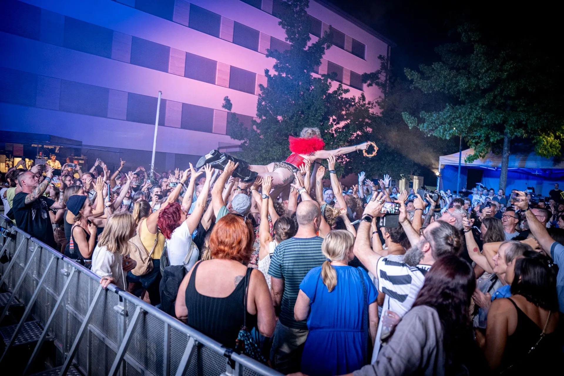 Ankathie Koi beim Stage Diving beim Schaffarei Festival 2024