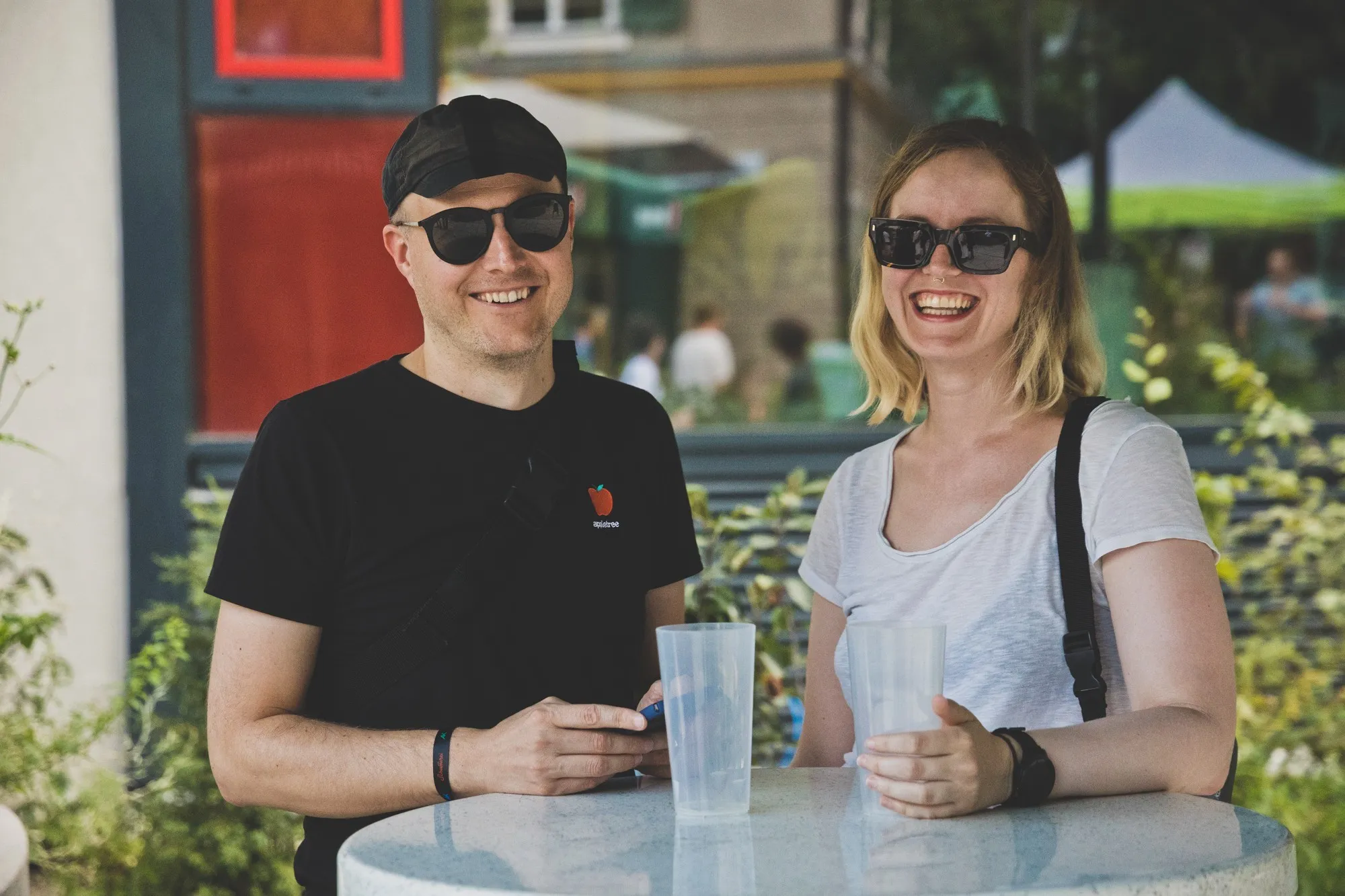 Ein Mann und eine Frau lachen beim Schaffarei Festival 2024