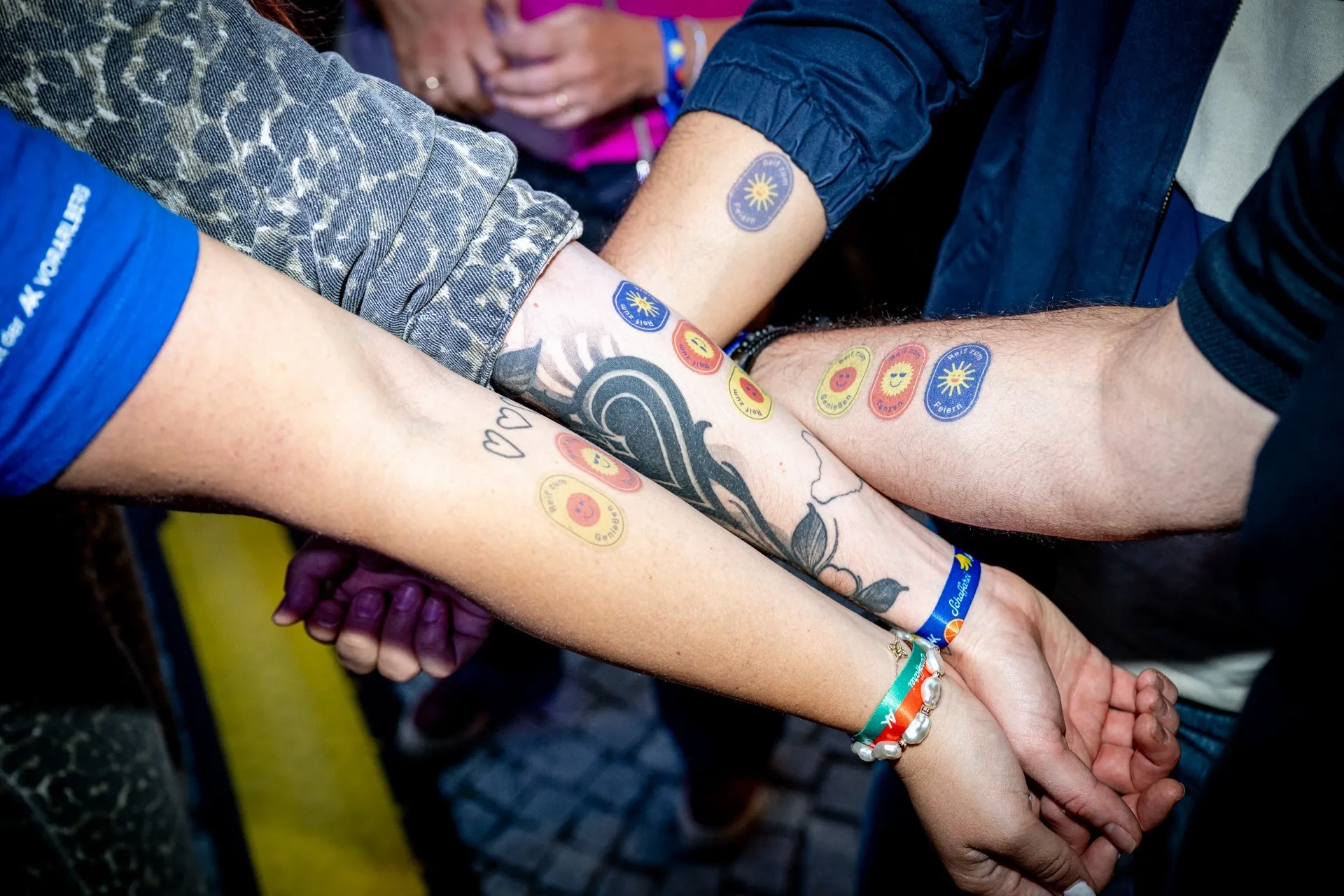 Schaffarei Festival 2025 – Samstag – Menschen zeigen ihre Arme mit Festival-Tattoos