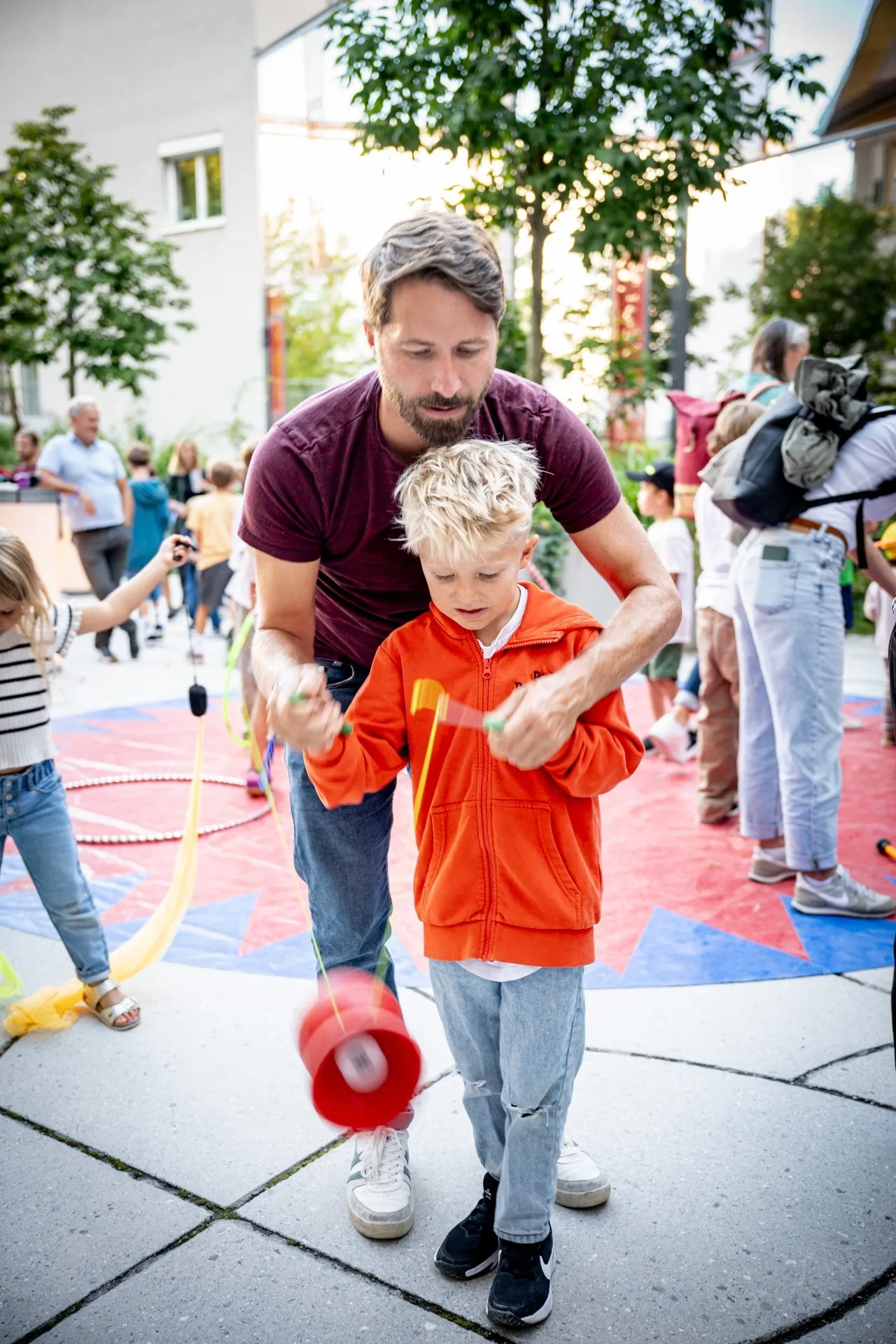 Schaffarei Festival 2025 – Samstag – ein Vater und sein Sohn beim Zirkus-Workshop