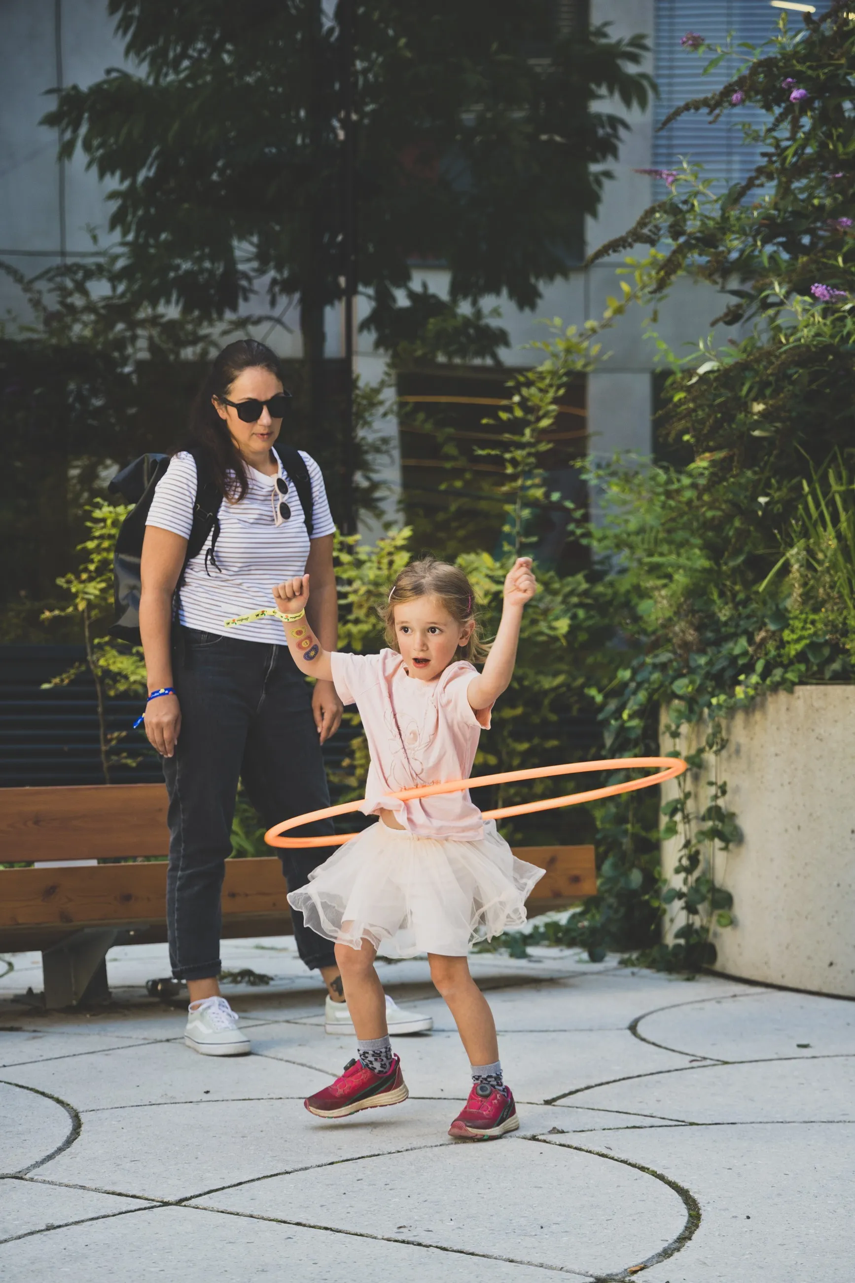 Schaffarei Festival 2025 – Samstag – Mädchen mit Hula Hoop Reifen