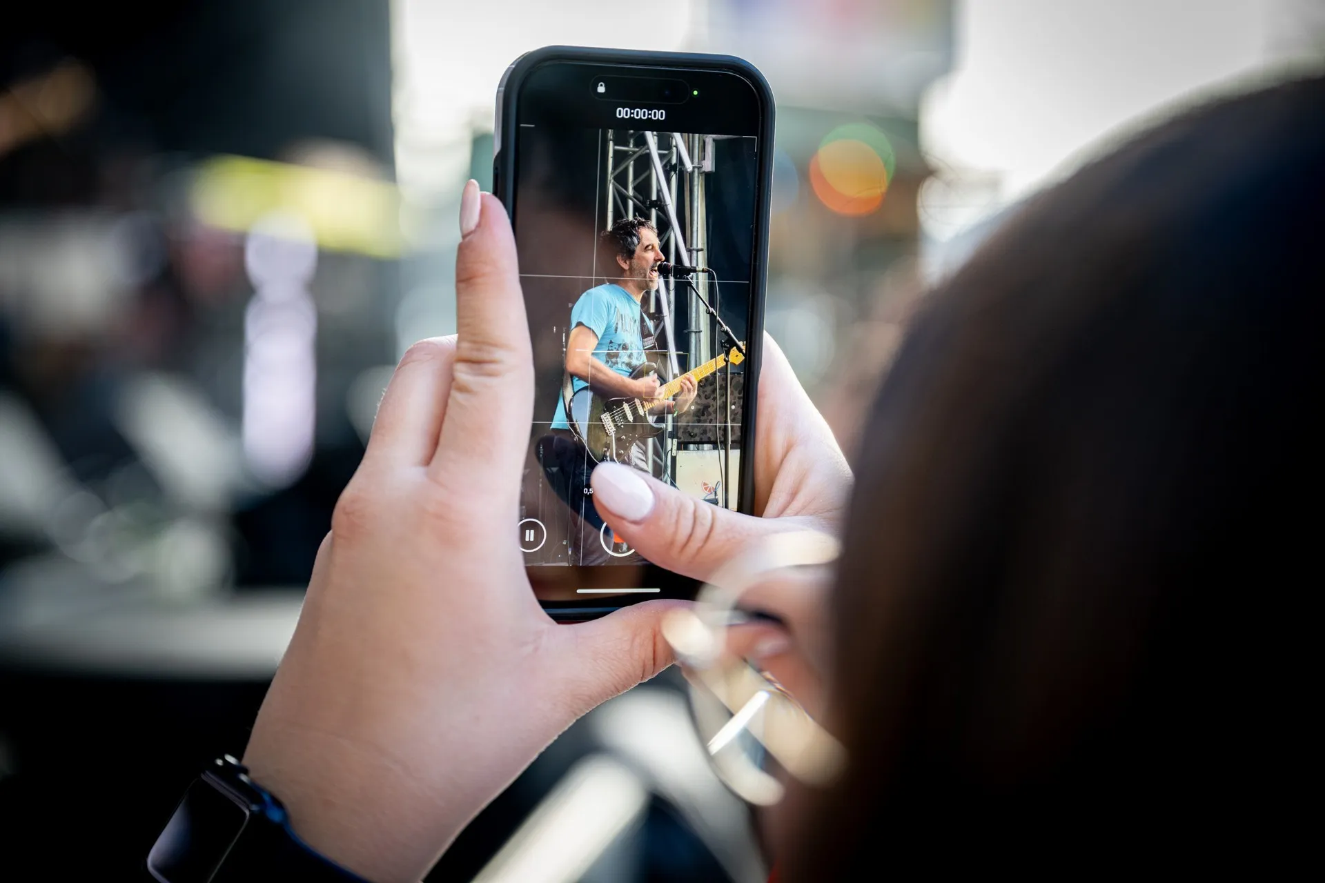 Schaffarei Festival 2025 – Samstag – Jemand filmt I Oslo mit dem Handy