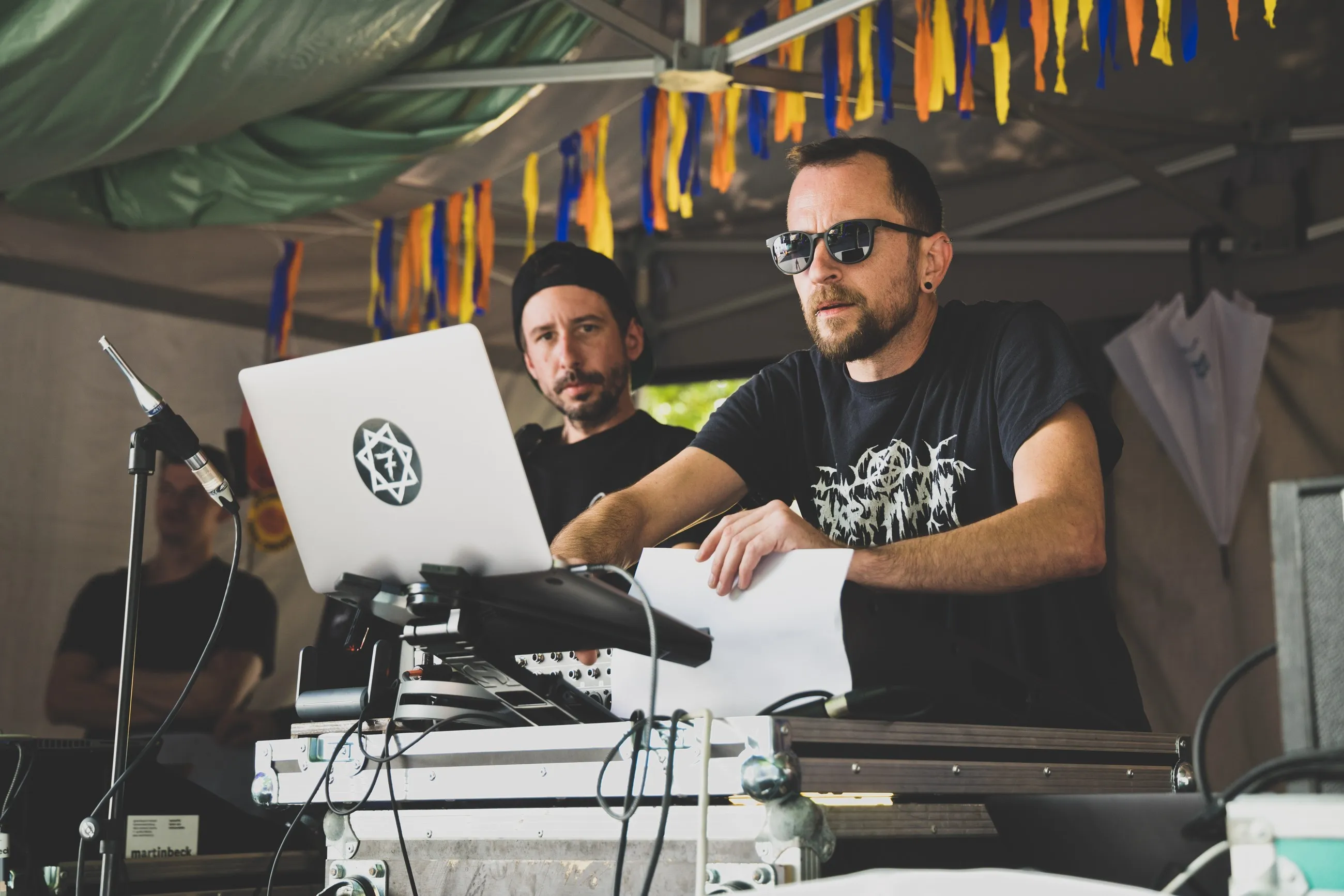 Schaffarei Festival 2025 – Samstag – Mann am Mischpult