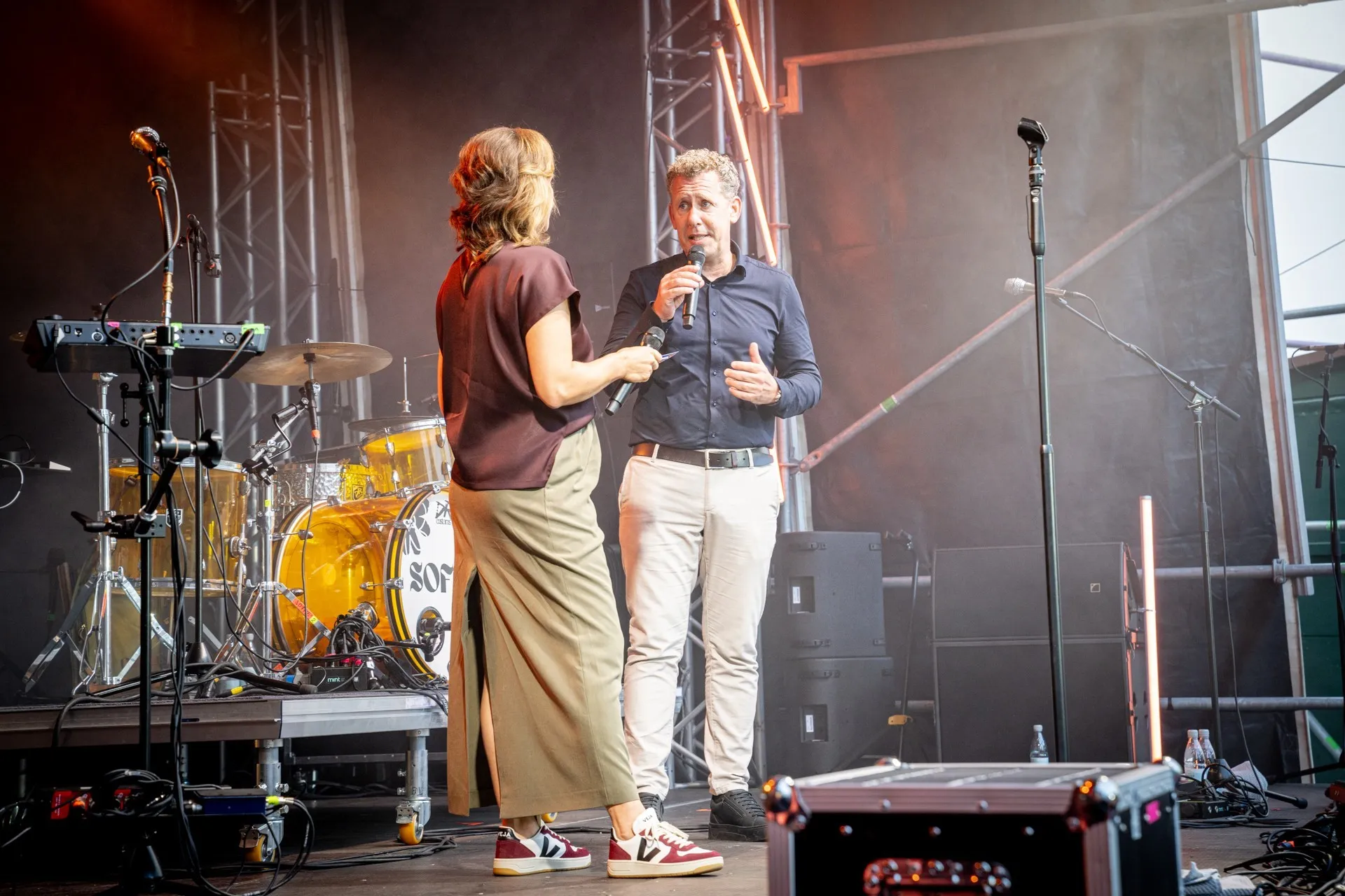 Schaffarei Festival 2025 – Samstag – AK Präsident Bernhard Heinzle und Moderatorin Raffaela Rudigier-Gerer auf der Bühne