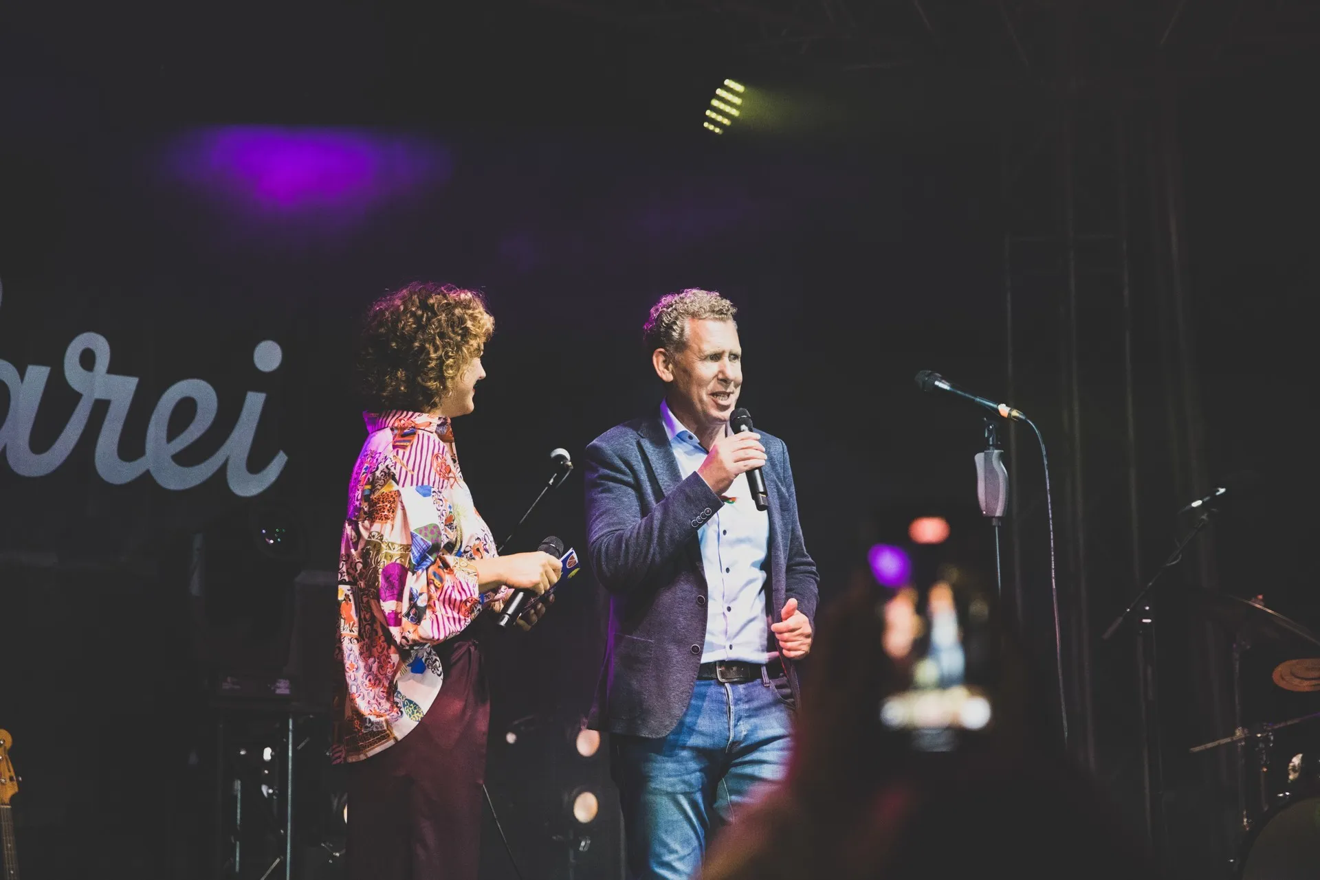 Schaffarei Festival 2025 – Donnerstag – AK Präsident Bernhard Heinzle und Moderatorin Raffaela Rudigier-Gerer auf der Bühne