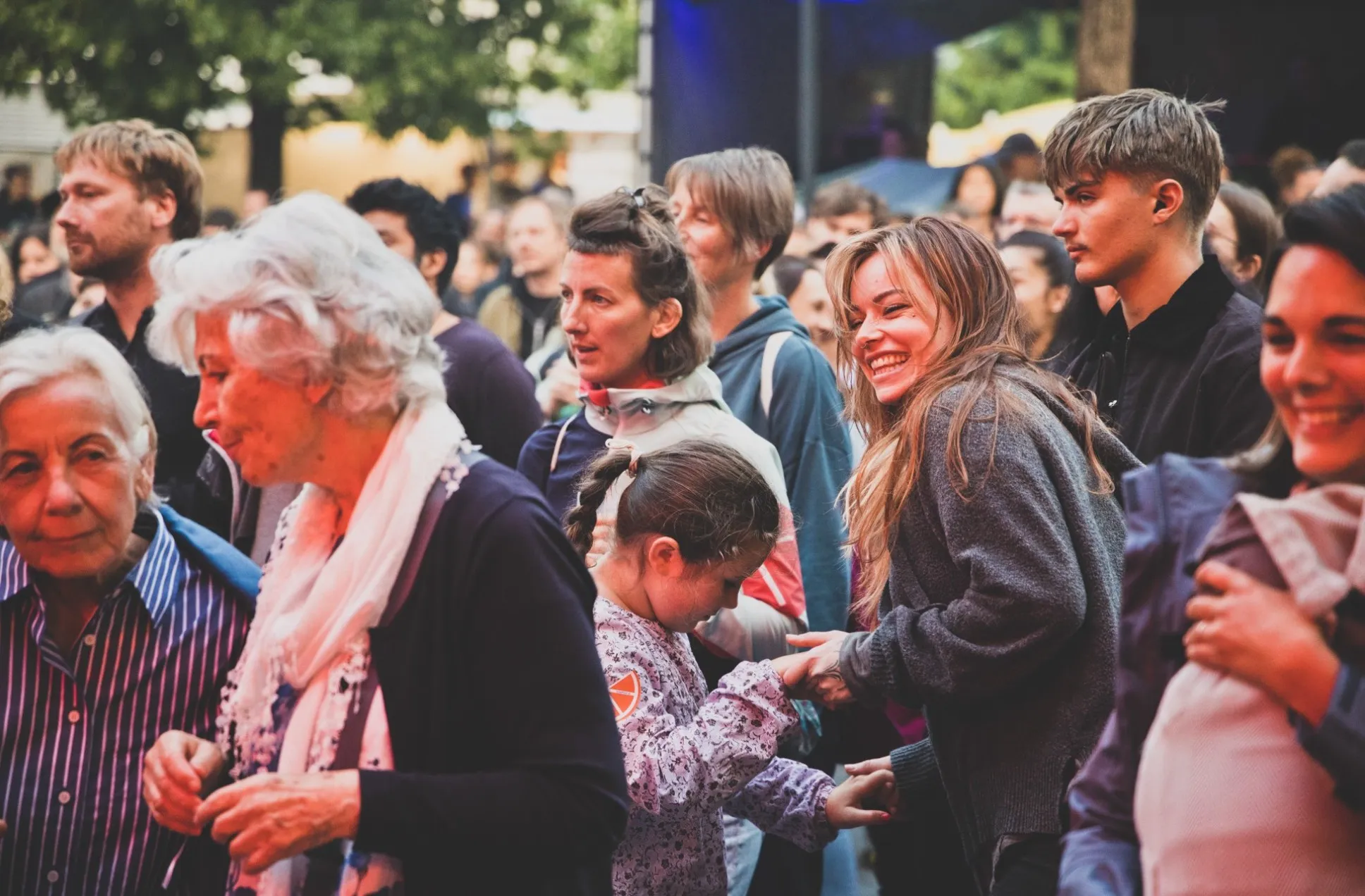 Tanzende Menschen auf dem Schaffarei Festival