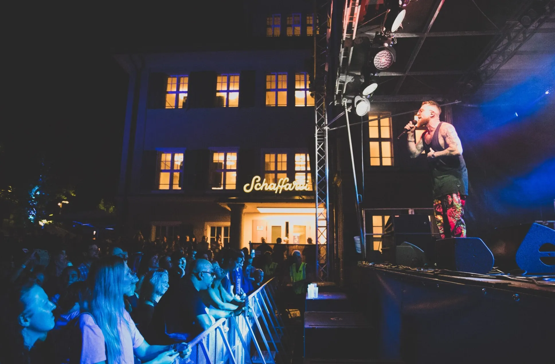 DubFX auf der Bühne mit Schaffarei Haus im Hintergrund