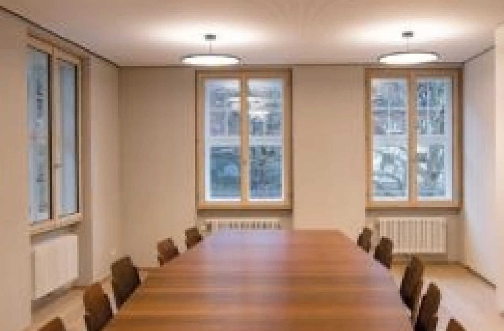 Seminarraum mit früherem Sitzungstisch der AK Niederösterreich und den legendären Austrocharis von Franz Schuster