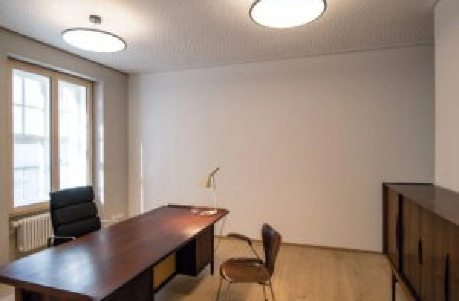 Büro im ersten Obergeschoss mit einem Sibast-Schreibtisch von Arne Vodder aus den 40er-Jahren