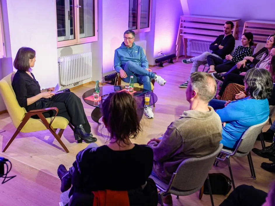 Arbeitslebensgeschichte mit Hannes Hagen und Moderatorin Carmen Jurkovic Burtscher und Publikum