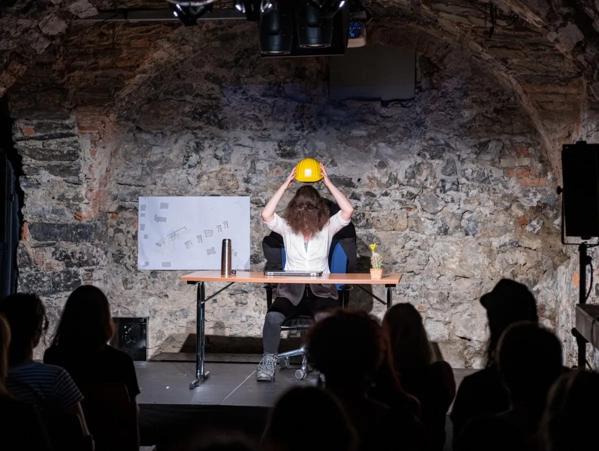 Schauspielerin im Keller in der Schaffarei während Format Mut Wutausbsuch