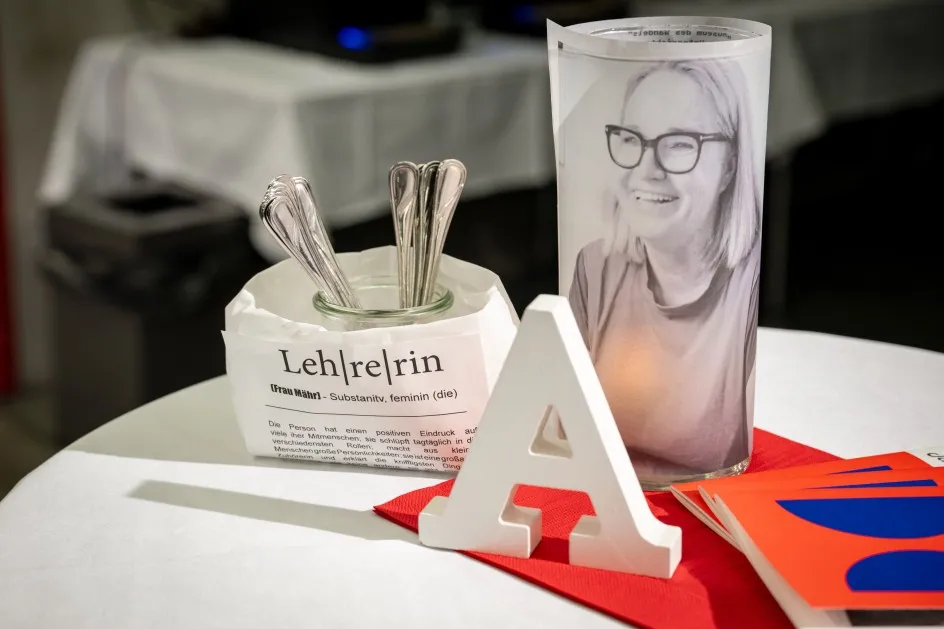 Tischsetting mit Bild von Iris Mähr und großem Buchstaben A aus Holz