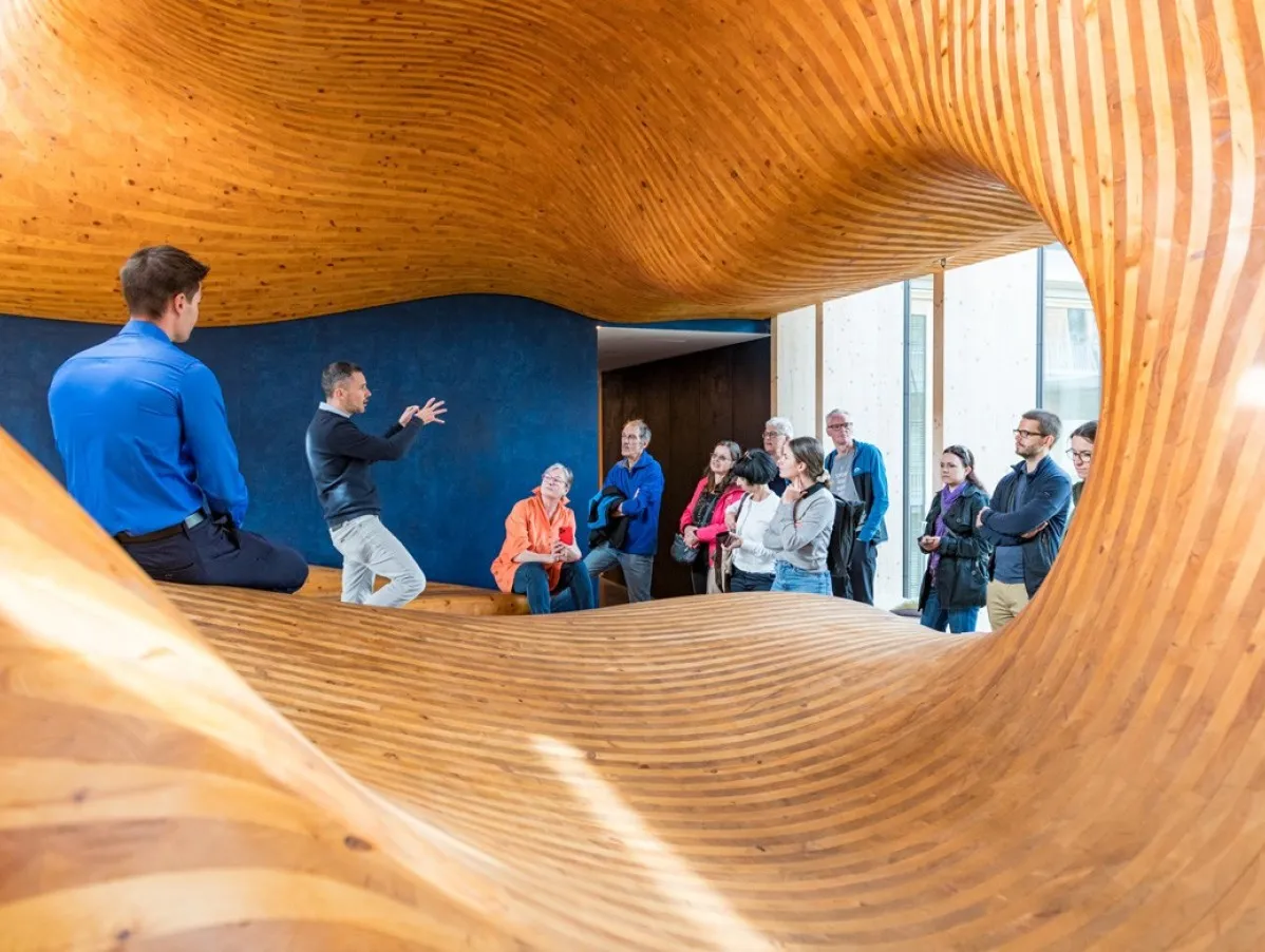 Teilnehmer im Omicron Showroom