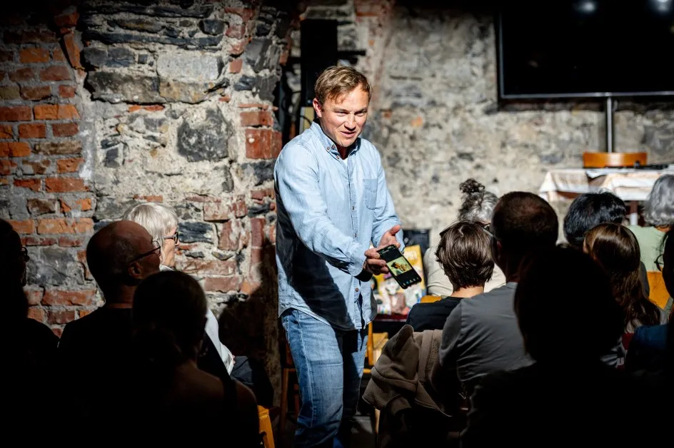 David Kopp auf der Bühne und spricht zum Publikum