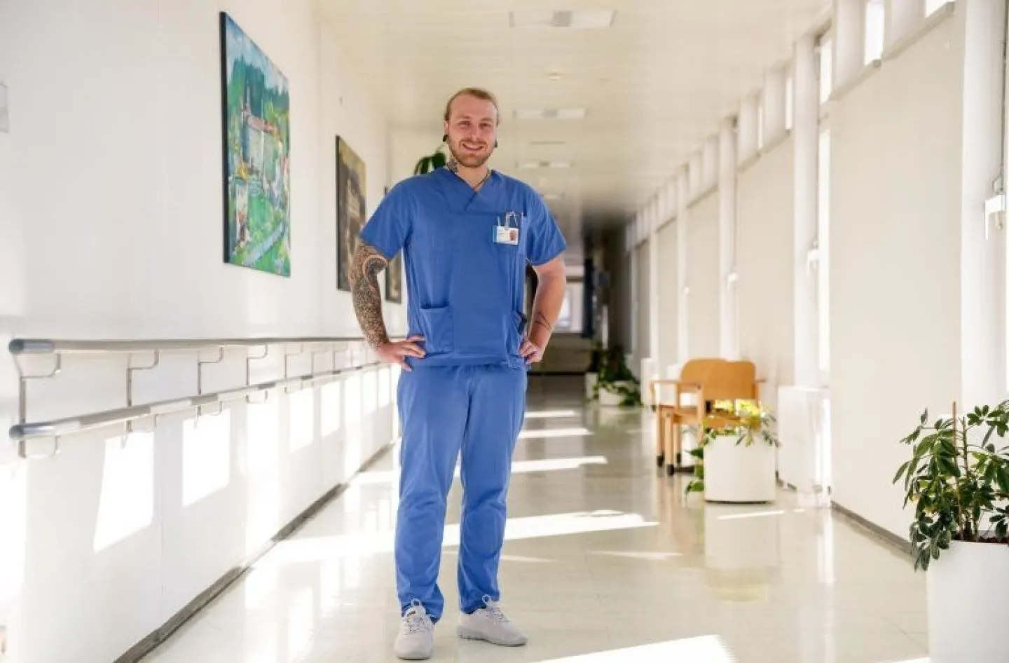 Andreas Reutz steht im Gang