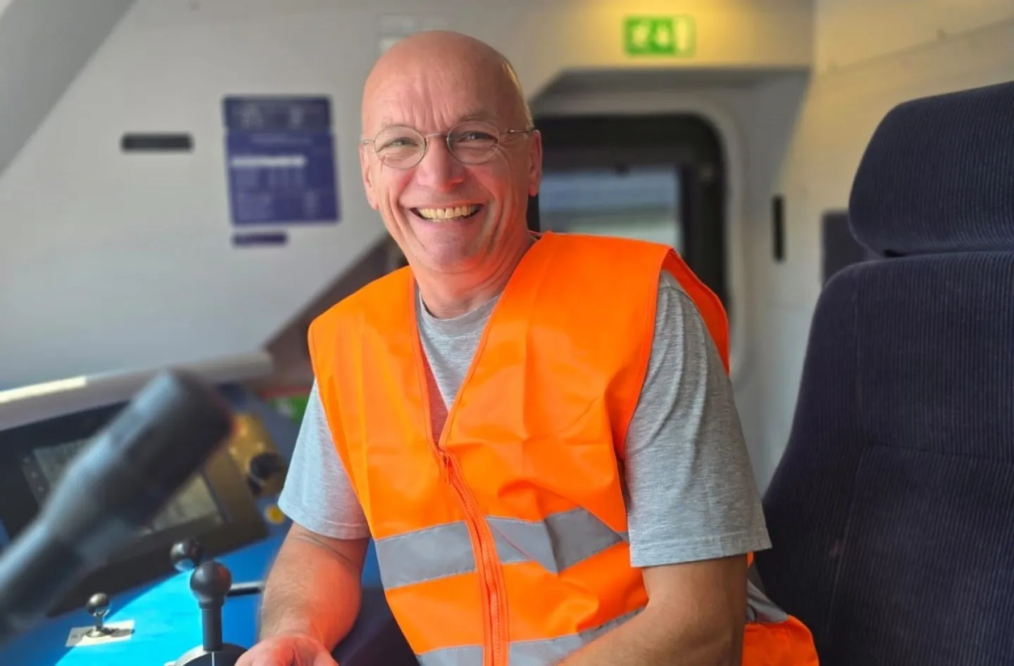 Holger Hansen sieht im Führerhaus der Lok