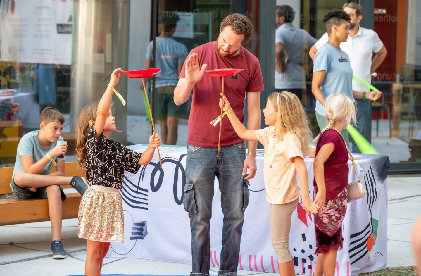 Zirkushalle Dornbin Zirkusworkshop Jonglieren mit Kindern