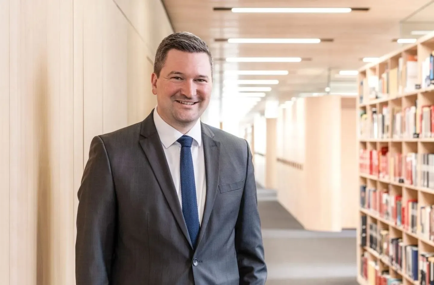 Dominik Bischof im Portrait in der Kanzlei