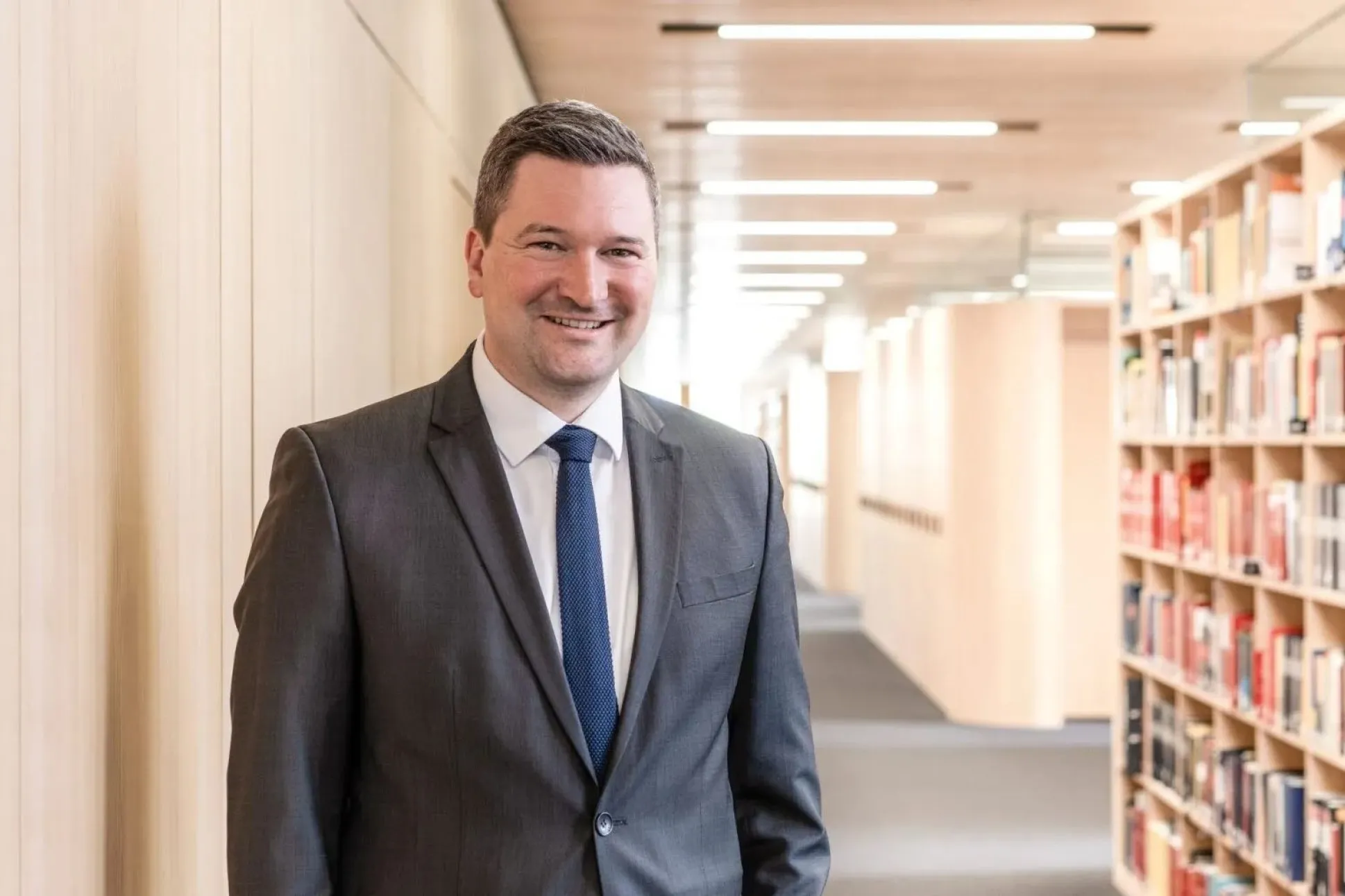 Dominik Bischof im Portrait in der Kanzlei